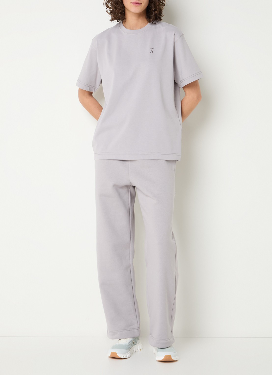 On Club Collective T-shirt met logo  - voorkant 3 taupe