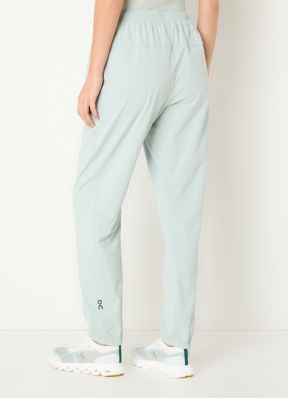 On Focus high waist tapered fit trackpants met steekzakken - achterkant lindegroen