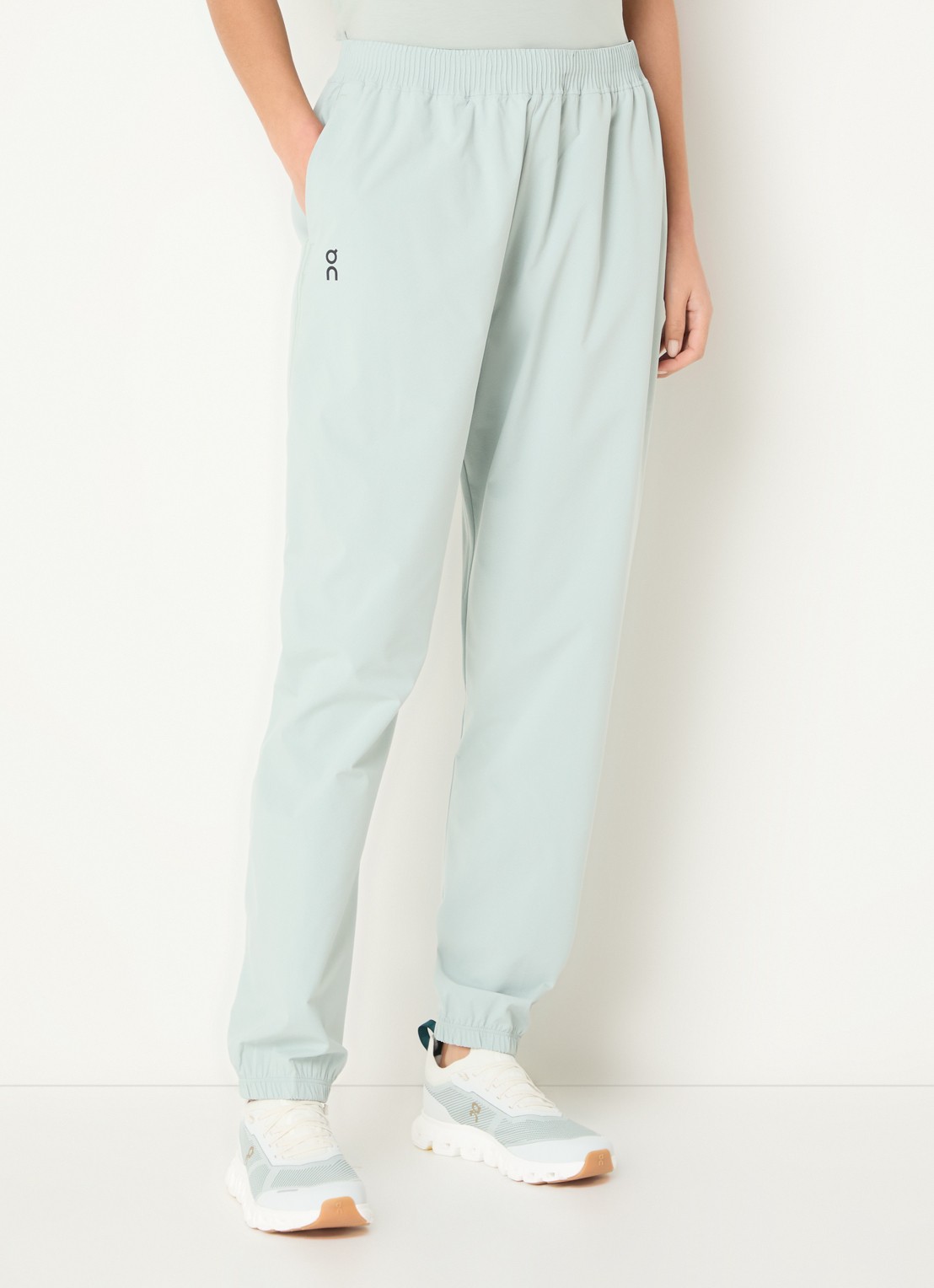 On Focus high waist tapered fit trackpants met steekzakken - detail 2 lindegroen