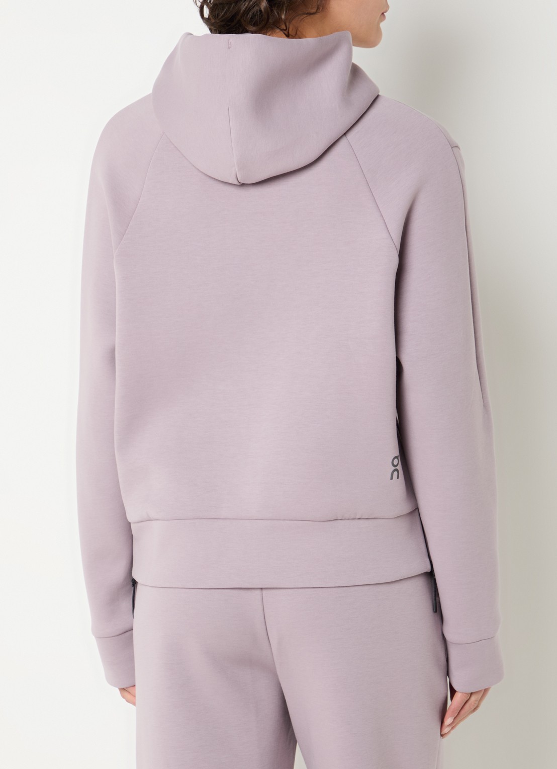 On Focus Tech hoodie met ritszakken - achterkant 3 oudroze