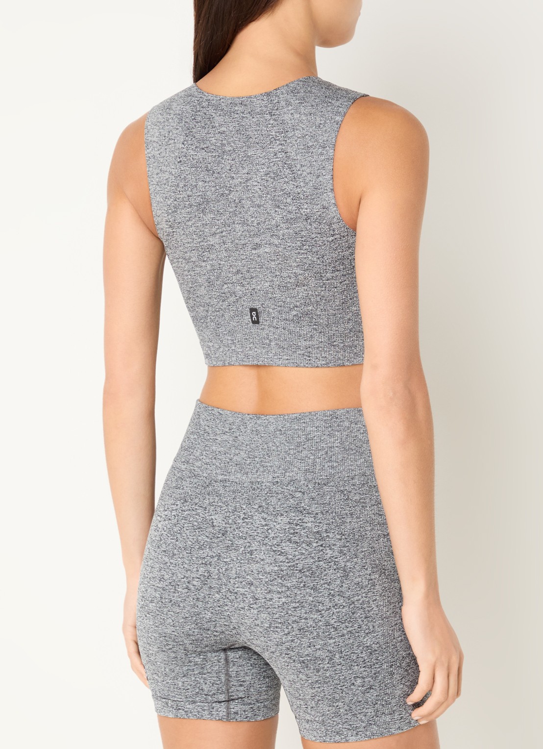 On Studio fijngebreide crop top met logo - achterkant 4 grijs