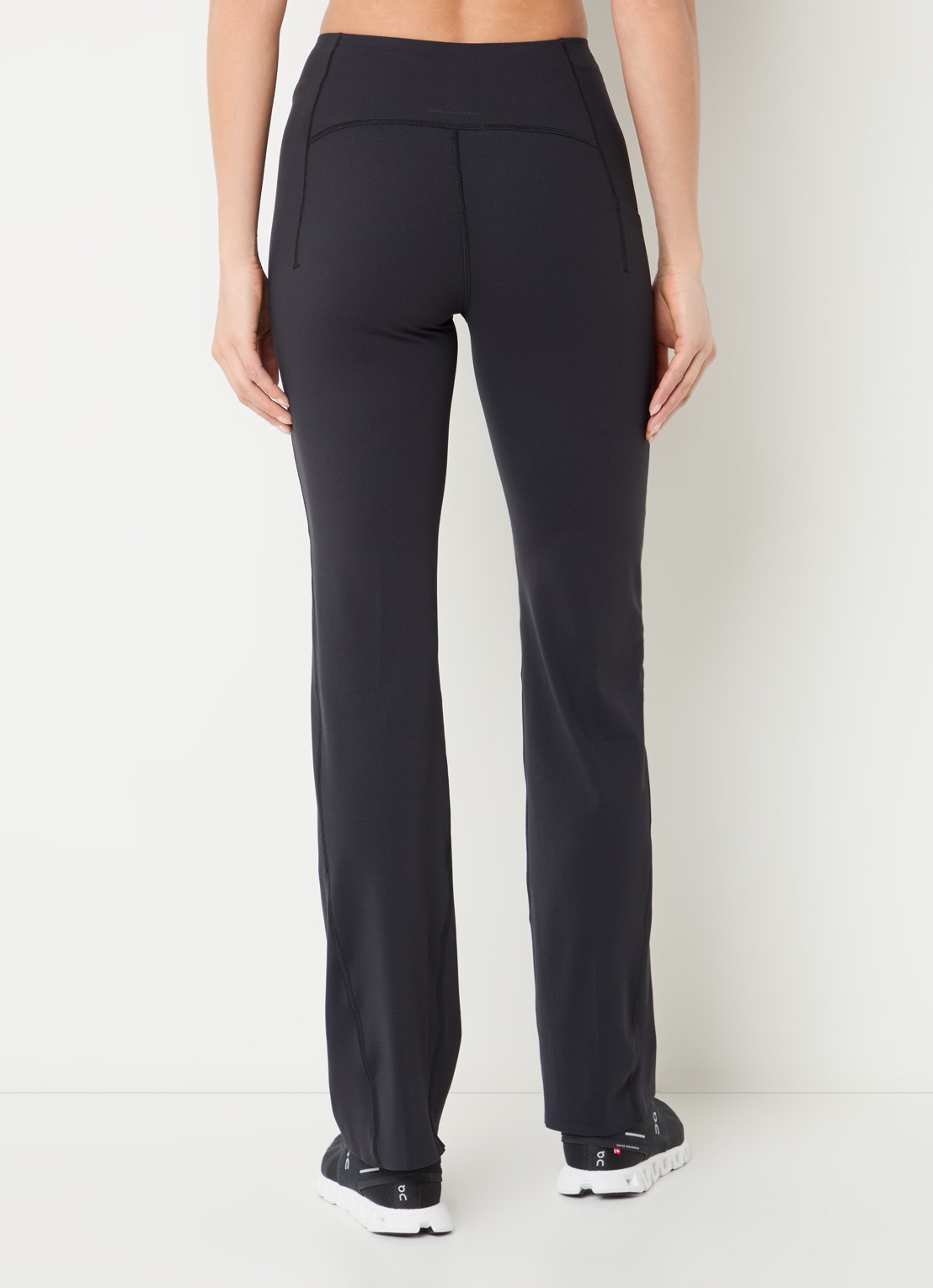 On Studio high waist flared fit trainingslegging met logo - achterkant 3 zwart