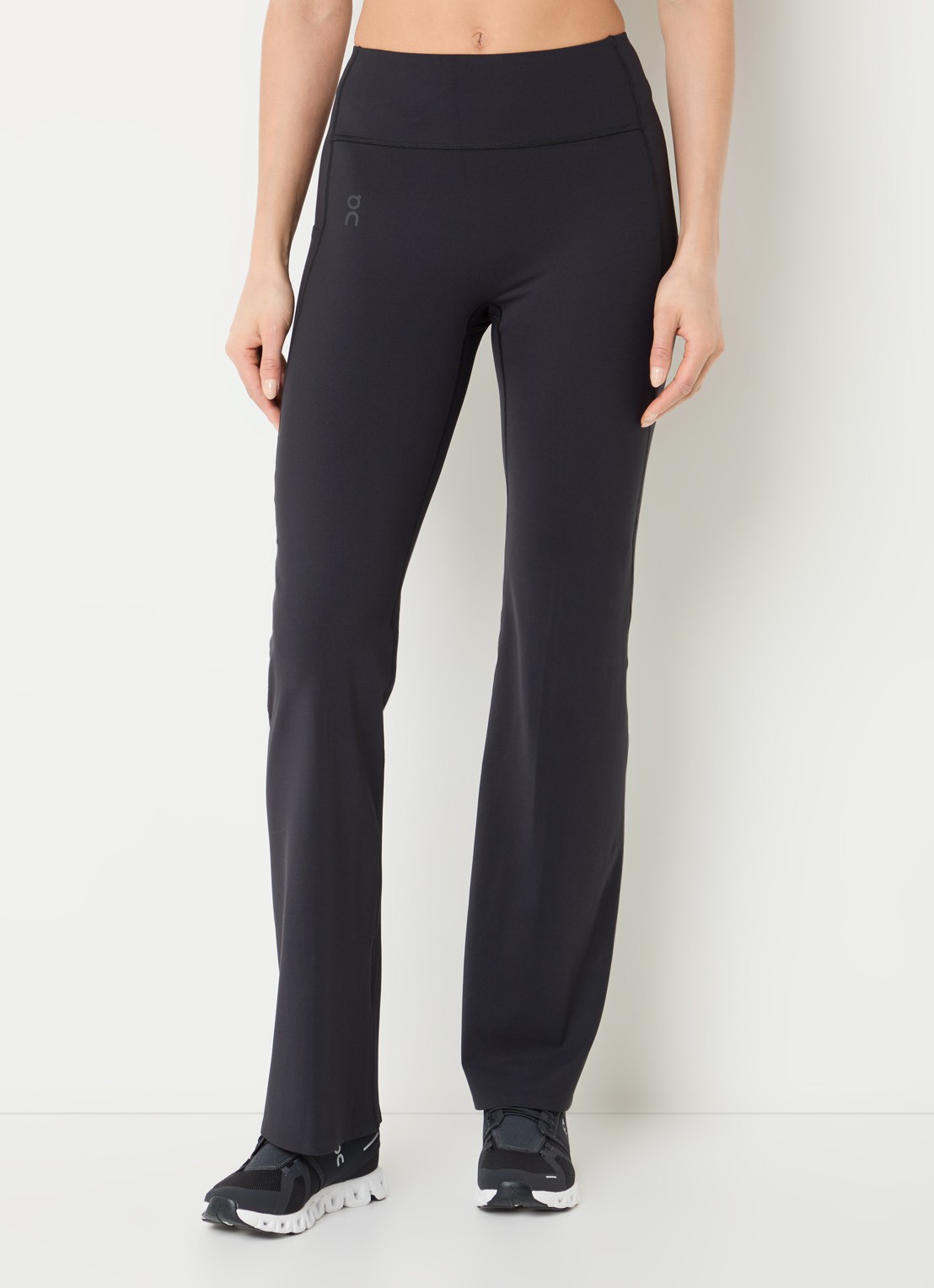 On Studio high waist flared fit trainingslegging met logo - detail 4 zwart