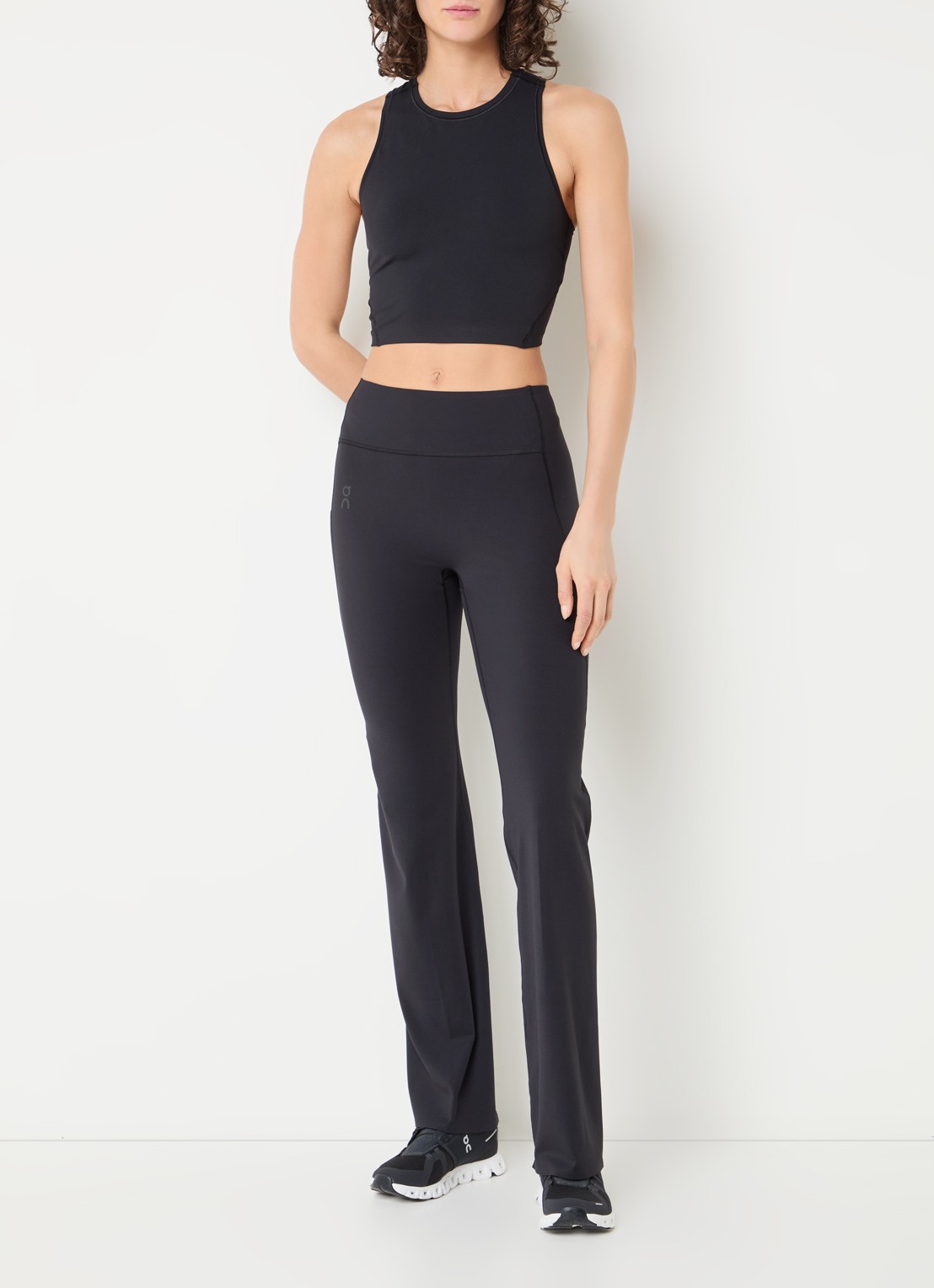 On Studio high waist flared fit trainingslegging met logo - voorkant 2 zwart