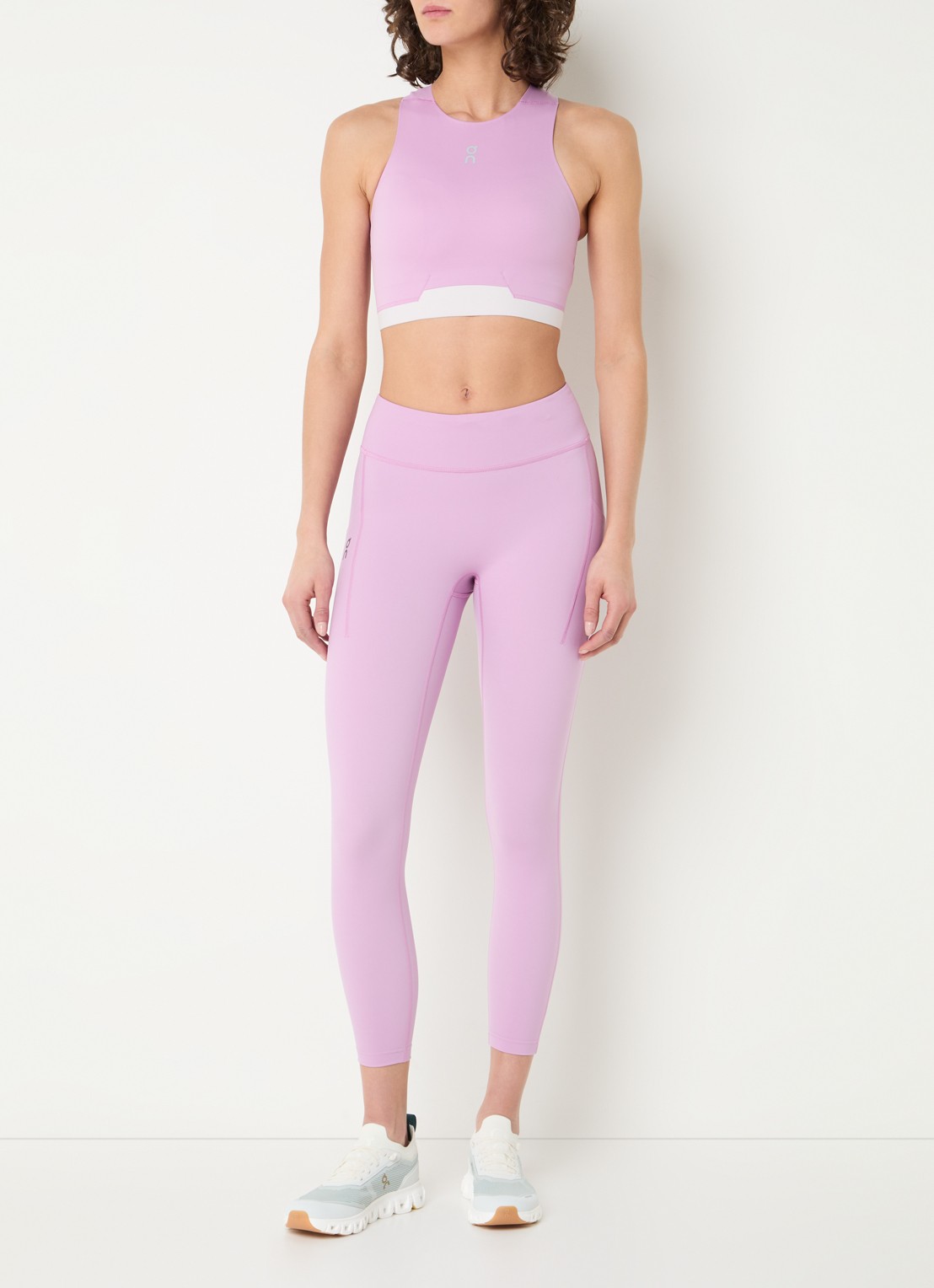 On Train 2-in-1 sport bh met uitneembare vulling - voorkant 4 roze