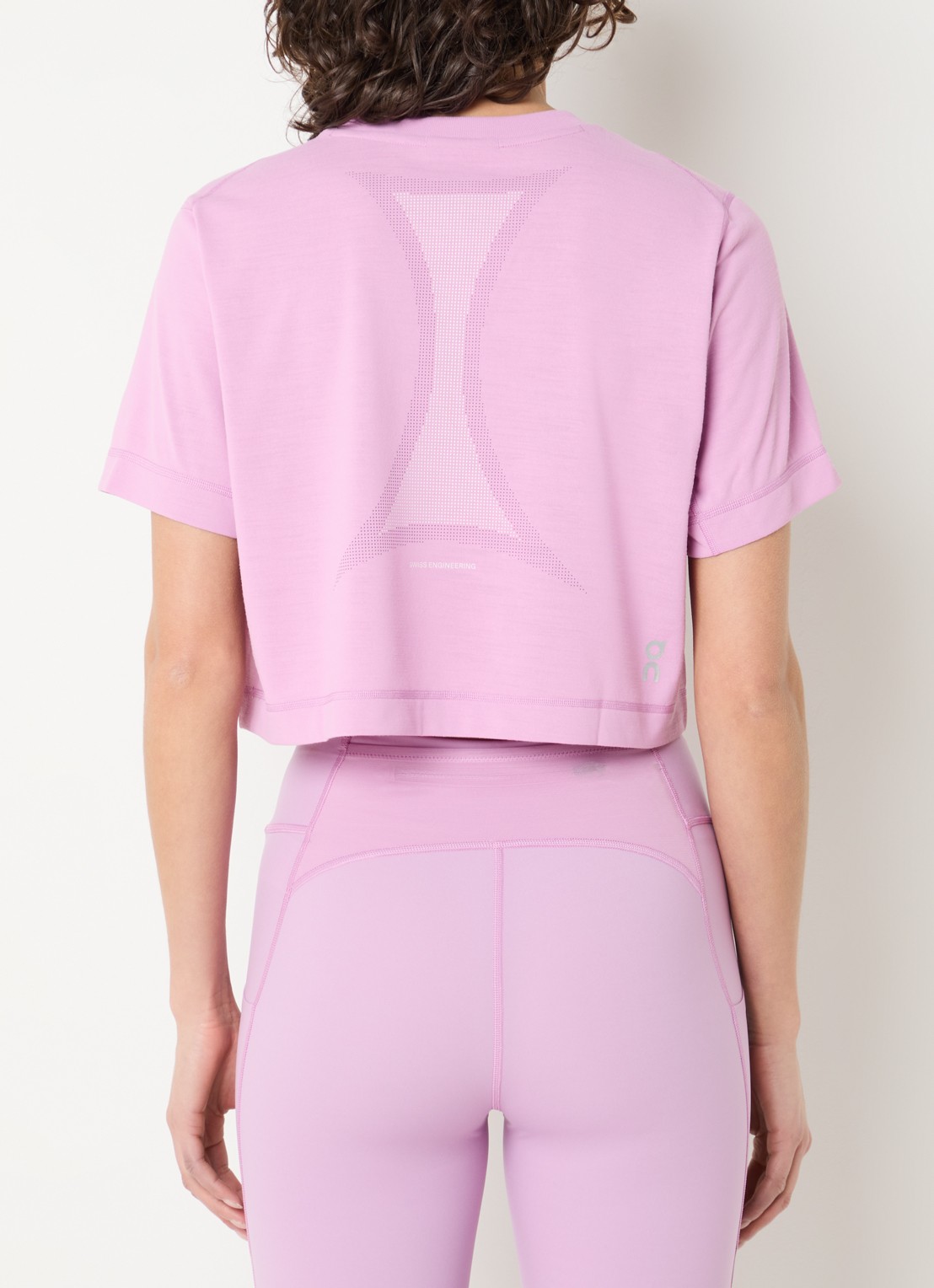 On Train cropped trainings T-shirt met logo- en backprint - achterkant roze