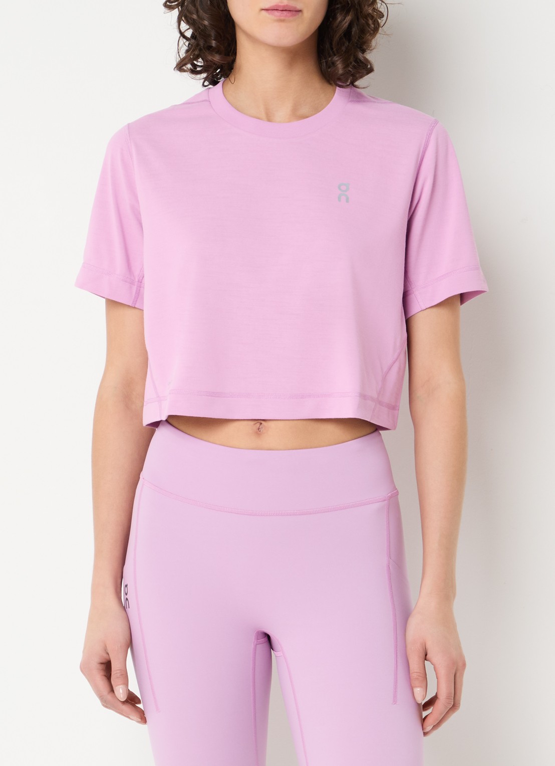 On Train cropped trainings T-shirt met logo- en backprint - detail 4 roze