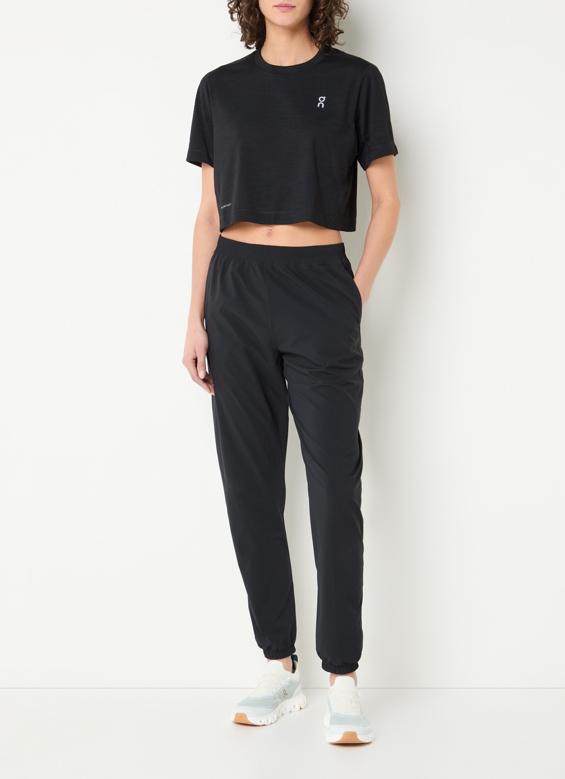 On Train cropped trainings T-shirt met logo - voorkant 3 zwart