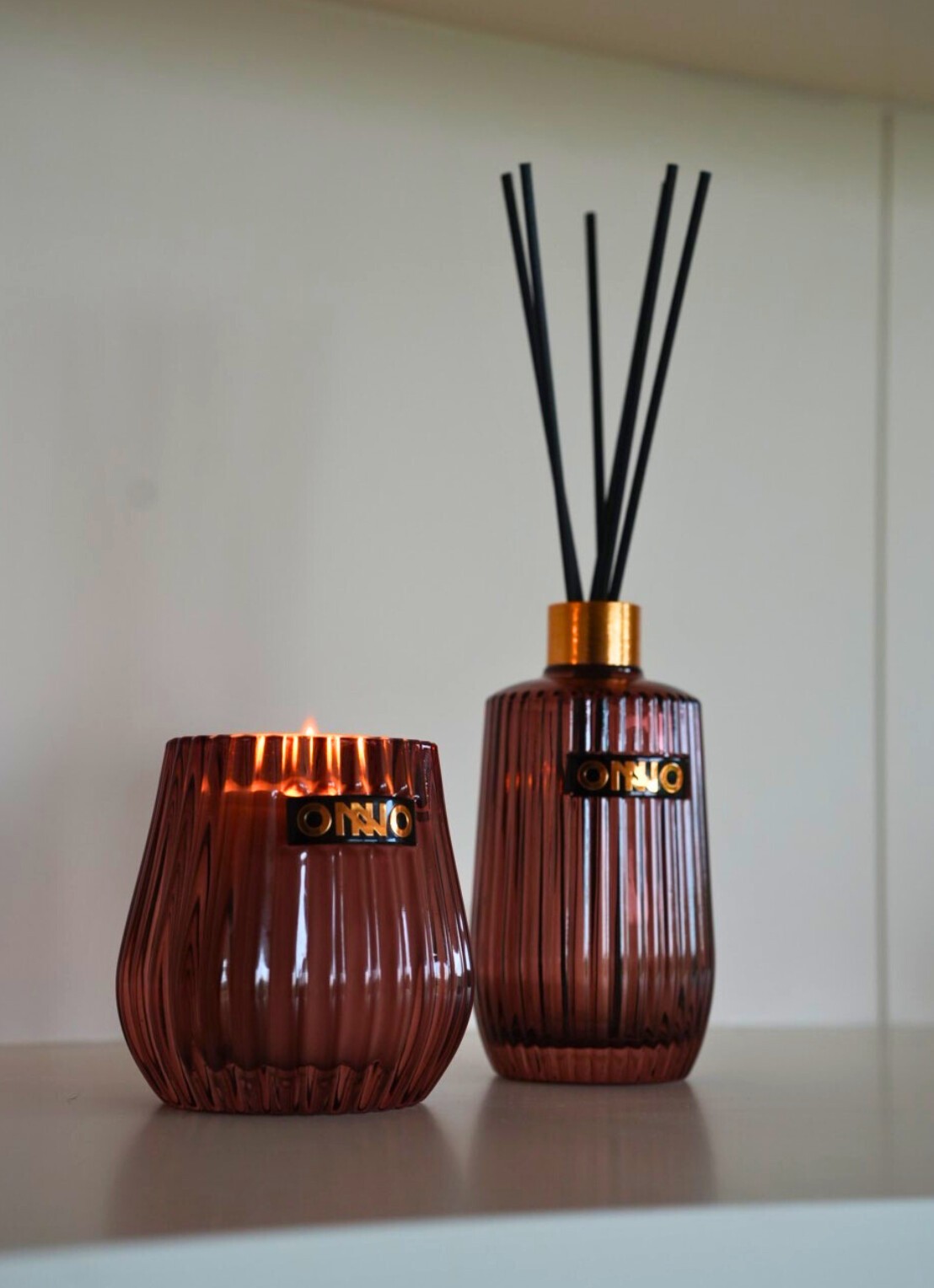 Onno Precious Oud  geurkaars  - voorkant 2 bordeauxrood