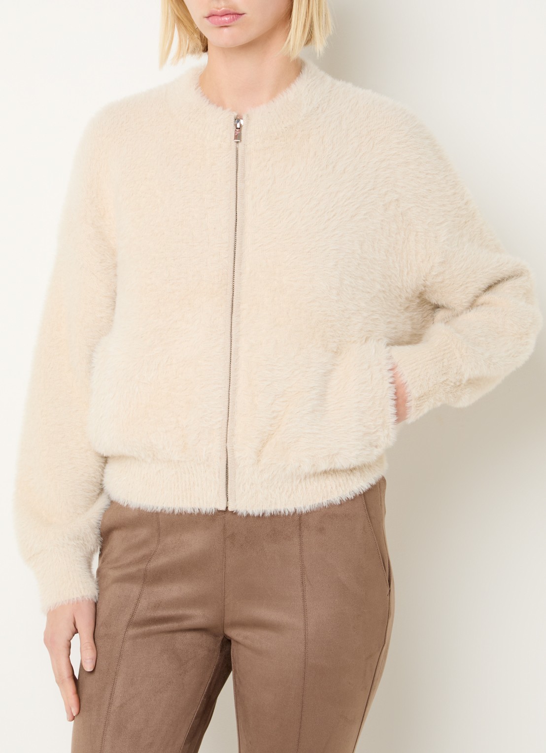 OPUS Dores grofgebreid vest met steekzakken - detail beige