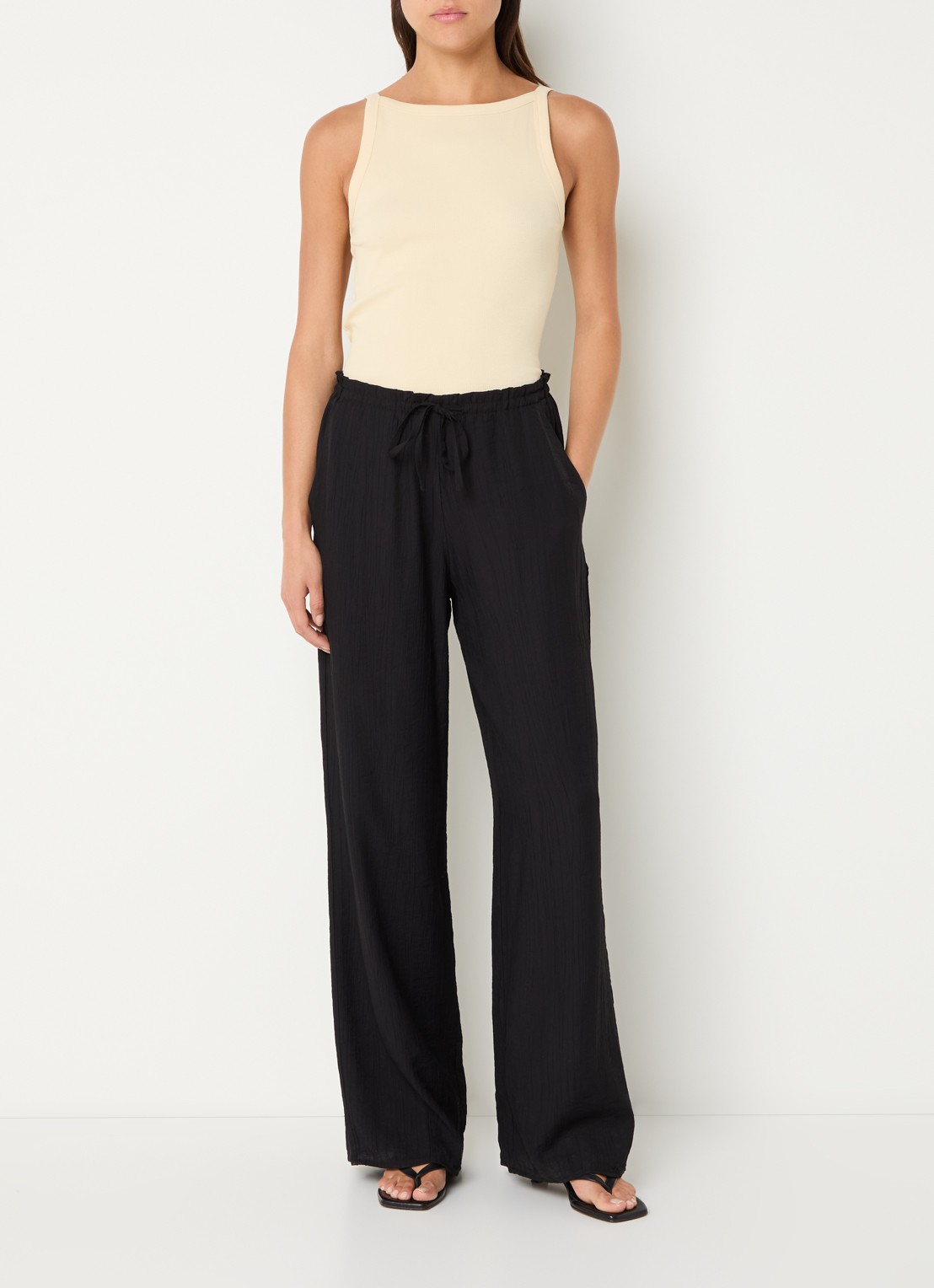 OPUS Marou high waiste wide fit pantalon met structuur - voorkant 2 zwart