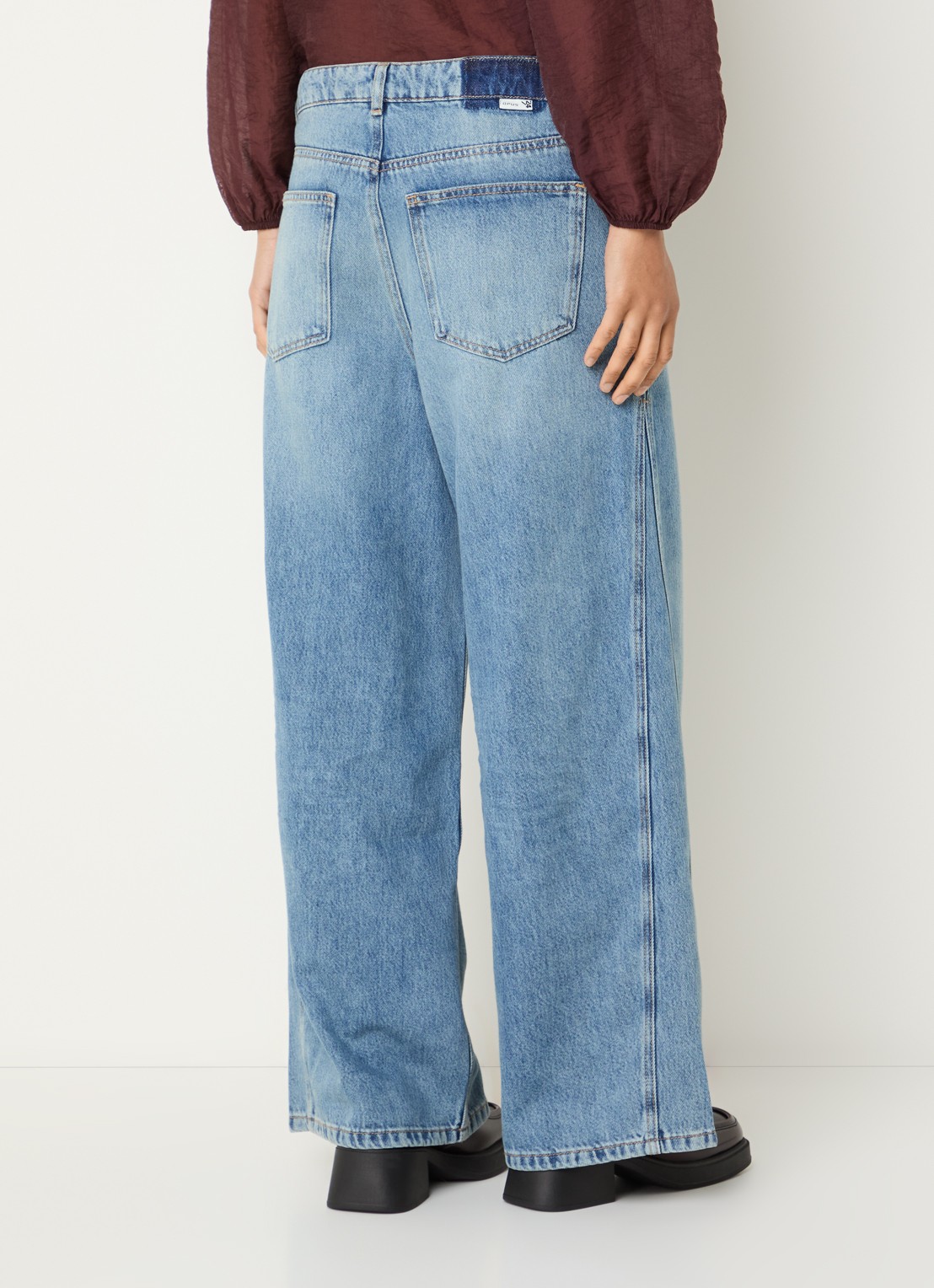 OPUS Meddy Loosy low waist flared jeans met steekzakken - achterkant 5 indigo