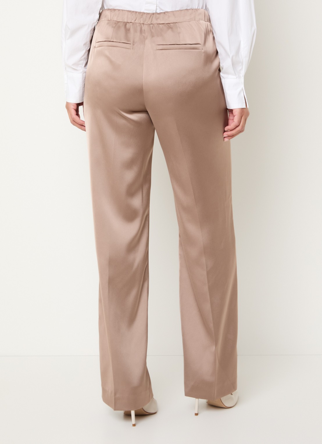 OPUS Melane Cosmic mid waist straight fit pantalon van satijn - achterkant donkerbeige