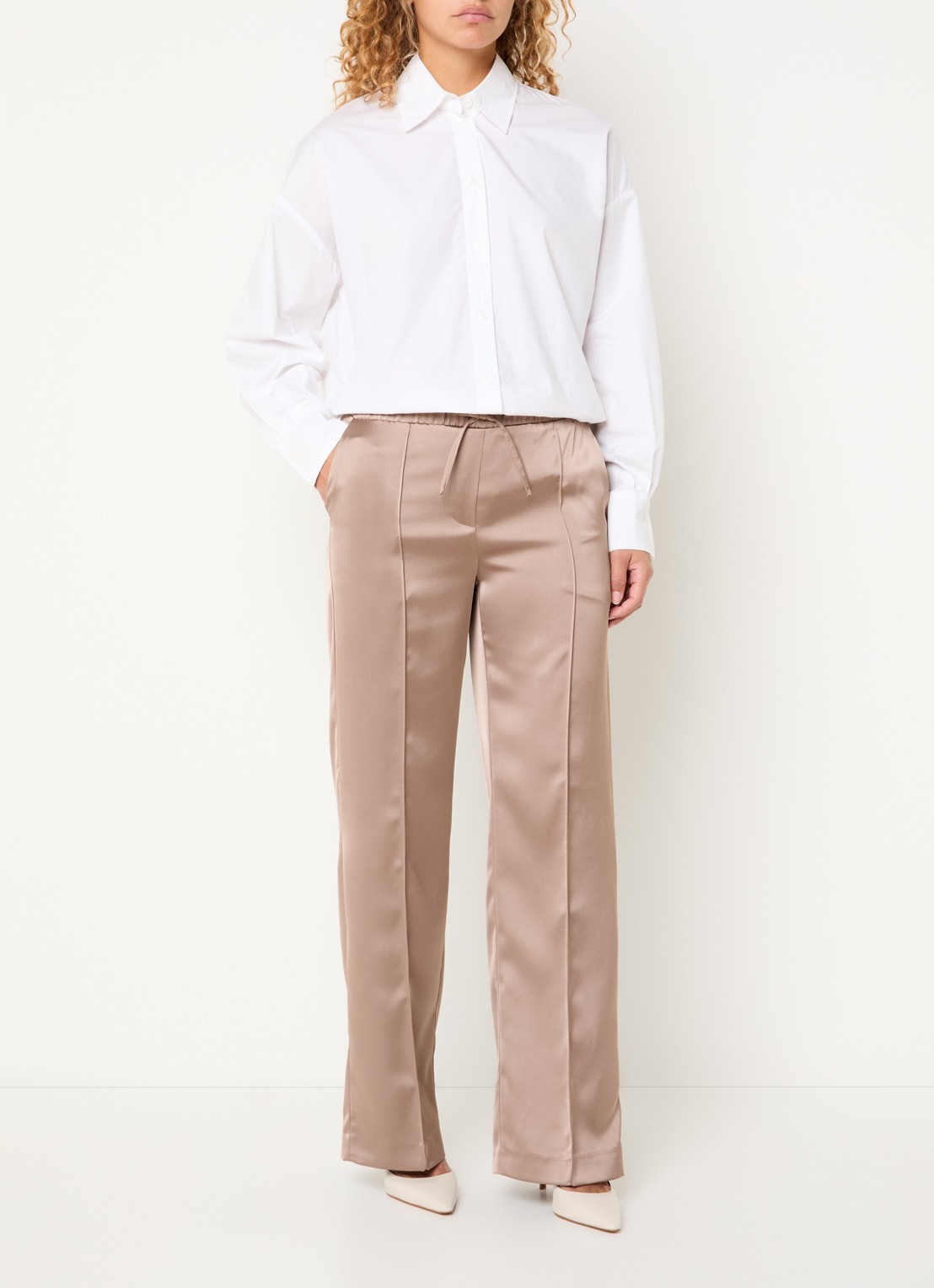 OPUS Melane Cosmic mid waist straight fit pantalon van satijn - voorkant 4 donkerbeige