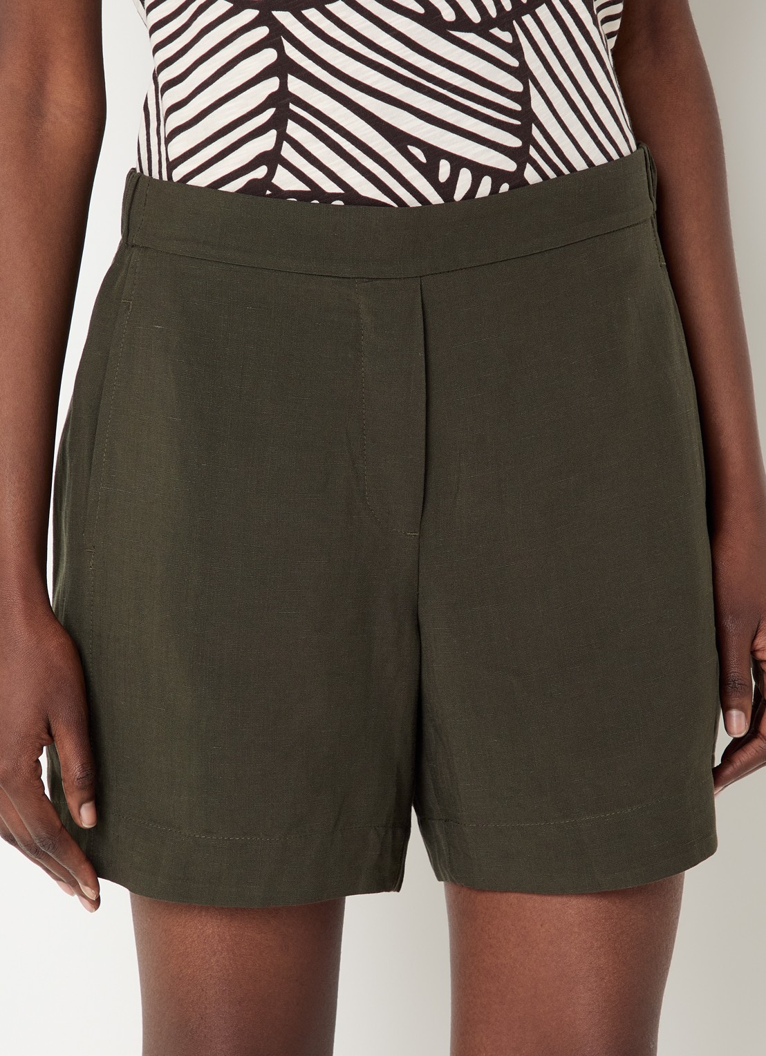 OPUS Melane Oasis high waist loose fit korte broek in linnenblend - detail 3 legergroen