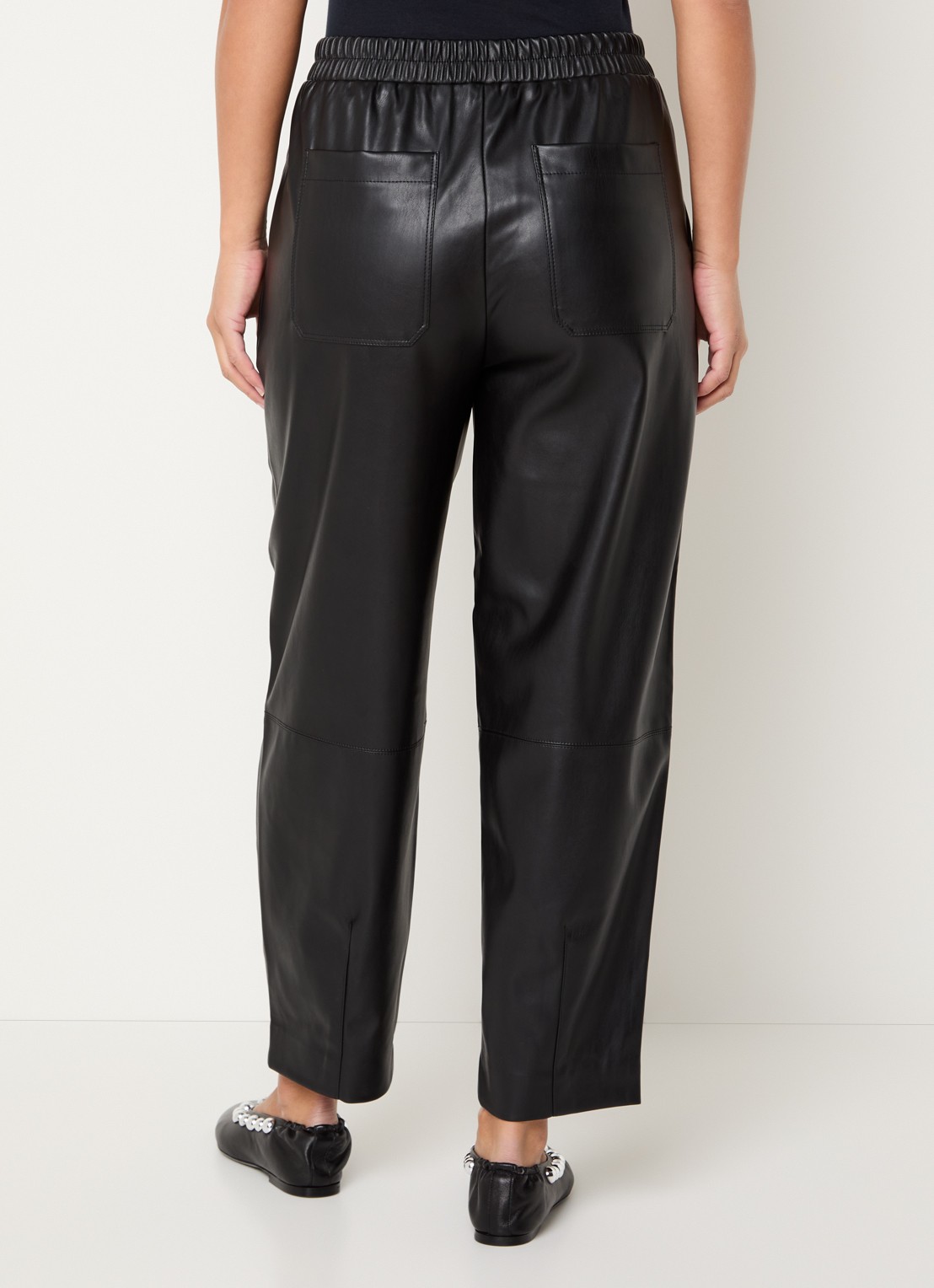 OPUS Myha Edgy mid waist cropped tapered fit broek van imitatieleer - achterkant 4 zwart