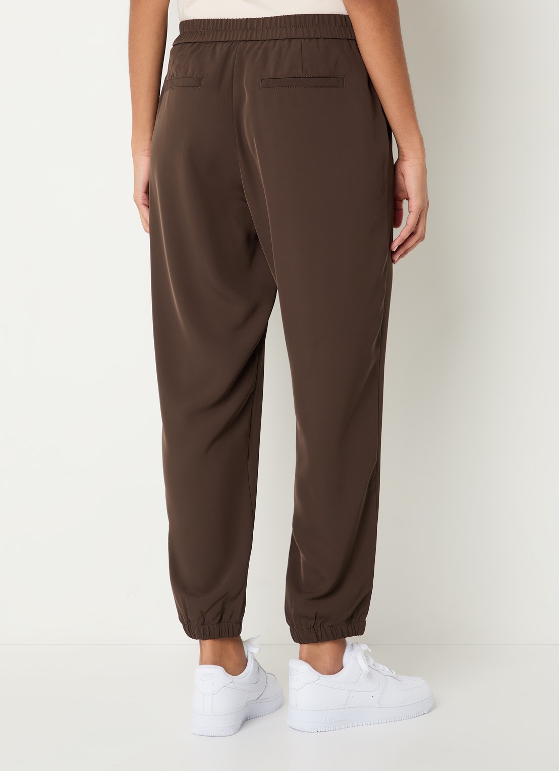 OPUS Myha high waist tapered fit joggingbroek met steekzakken - achterkant 3 bruin