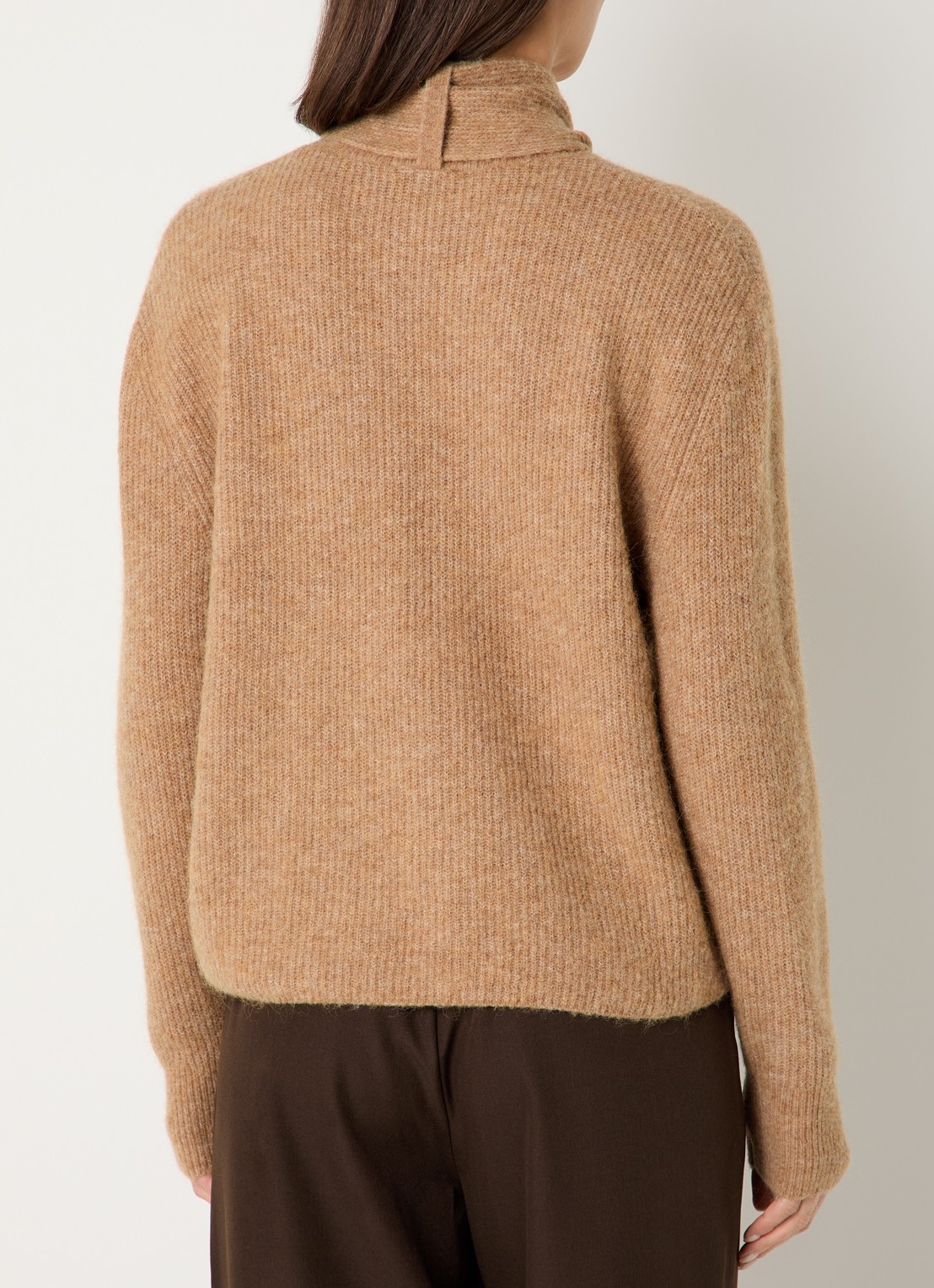 OPUS Parf fijngebreide trui in alpaca wolblend met sjaalkraag - achterkant 4 camel