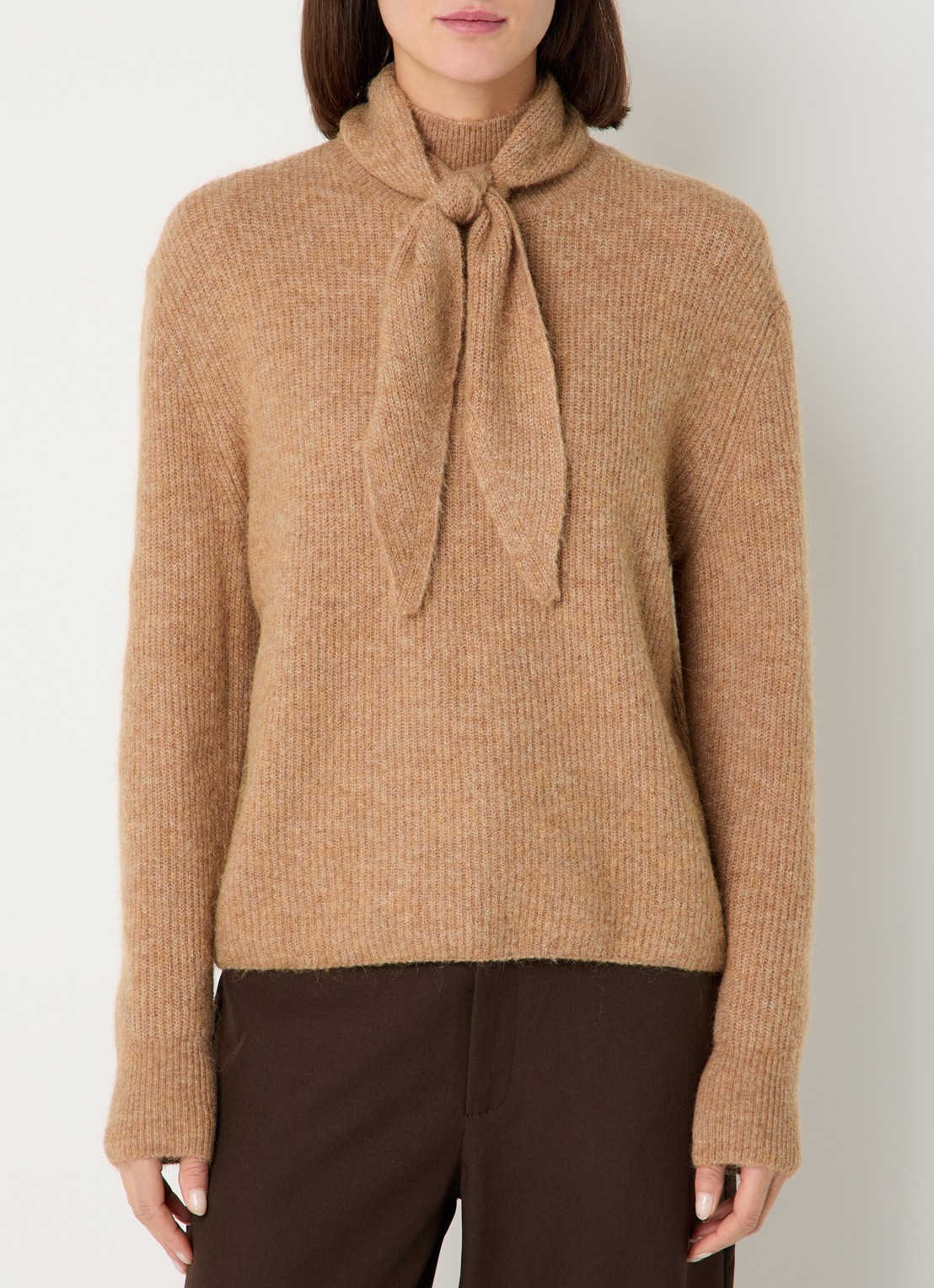 OPUS Parf fijngebreide trui in alpaca wolblend met sjaalkraag - detail 3 camel