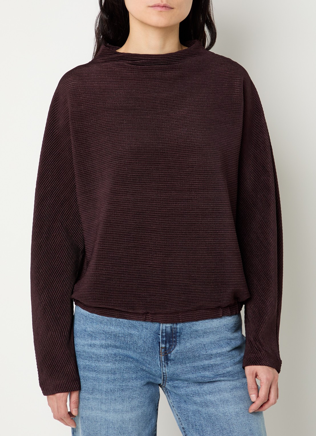 OPUS Saglanz top met ribstructuur - detail aubergine