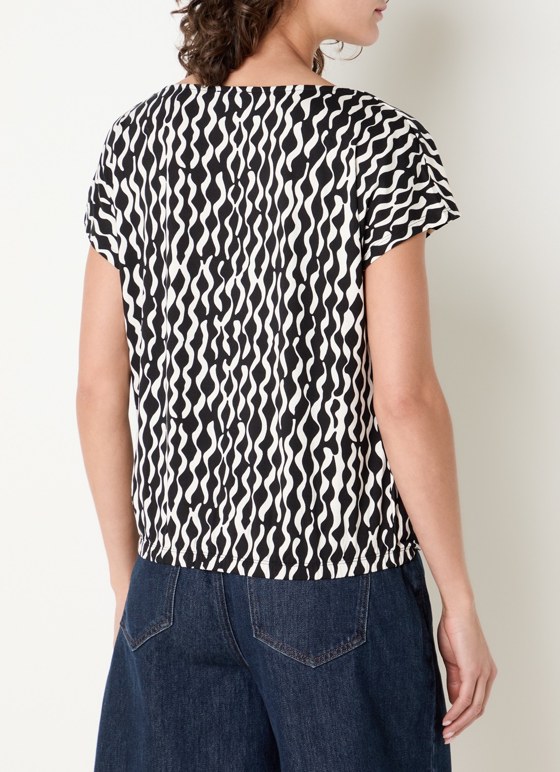 OPUS Sapaya top met print en watervalhals - achterkant 4 zwart