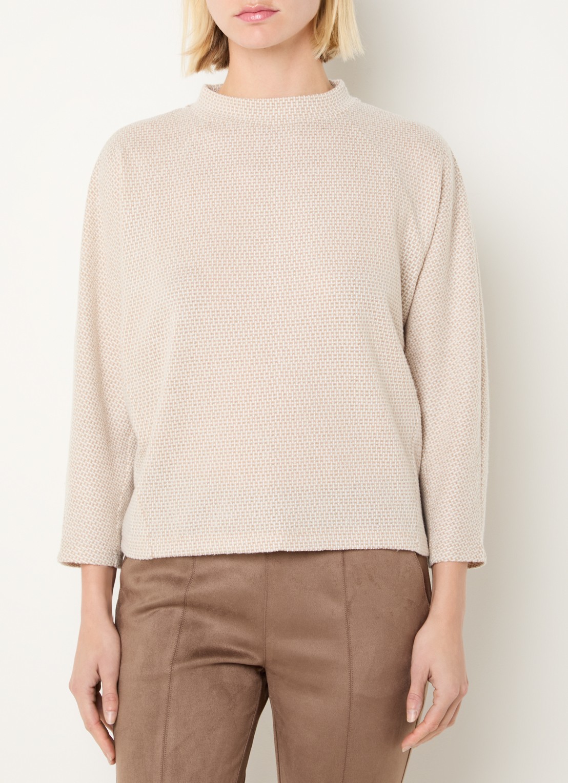 OPUS Top met opstaande kraag en print - detail 2 zand