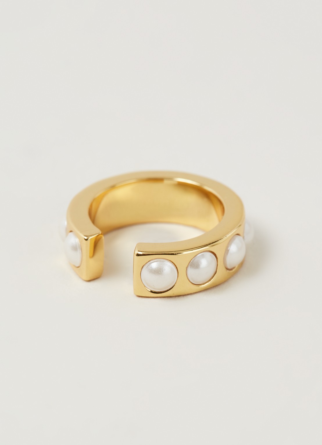 Orelia Chunky Pearl ear cuff  - voorkant 2 goud