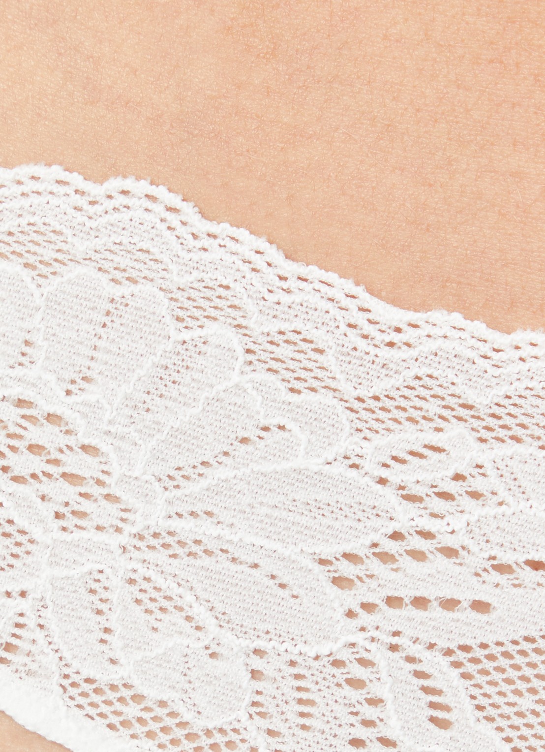 Oroblu Bazilian tanga van kant - detail 2 gebroken wit