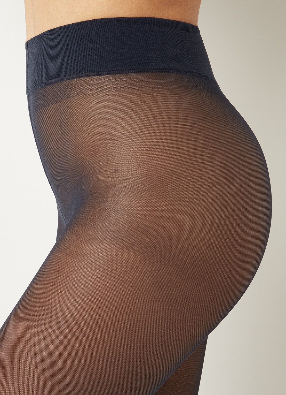 Oroblu Different panty in 40 denier - detail 2 donkerblauw