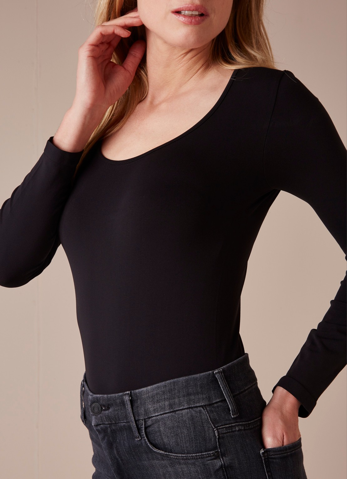 Oroblu Dolcevita body met ronde hals en lange mouw - detail zwart