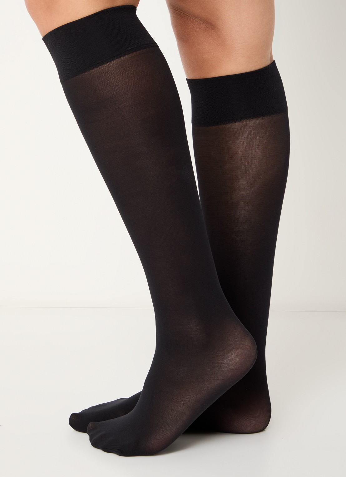Oroblu Mi-Bas Opaque pantysokken in 50 denier - voorkant 3 zwart