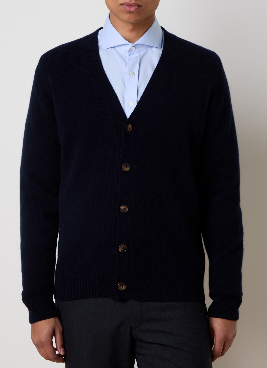 Oscar Jacobson Eduardo fijngebreid vest in wolblend met V-hals - detail 4 donkerblauw