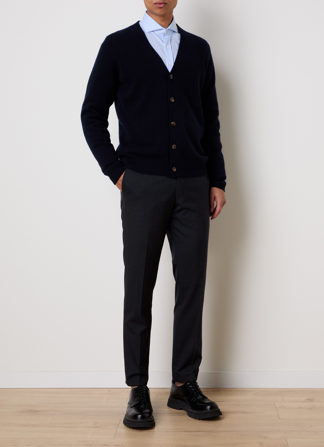 Oscar Jacobson Eduardo fijngebreid vest in wolblend met V-hals - voorkant 3 donkerblauw