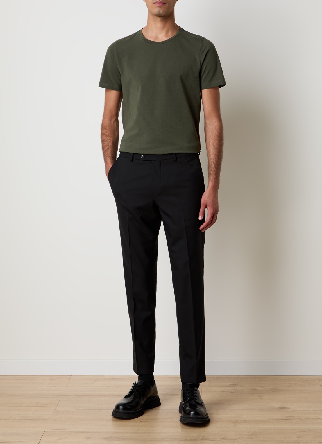 Oscar Jacobson Kyran T-shirt met stretch - voorkant 4 olijfgroen