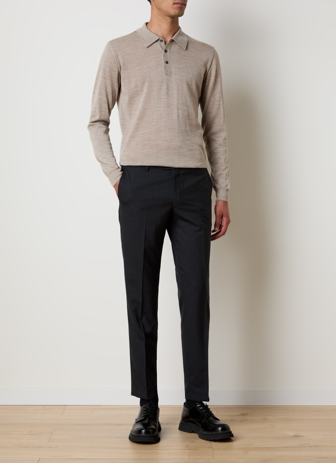 Oscar Jacobson Melvin fijngebreide regular fit polo van wol - voorkant 3 donkerbeige