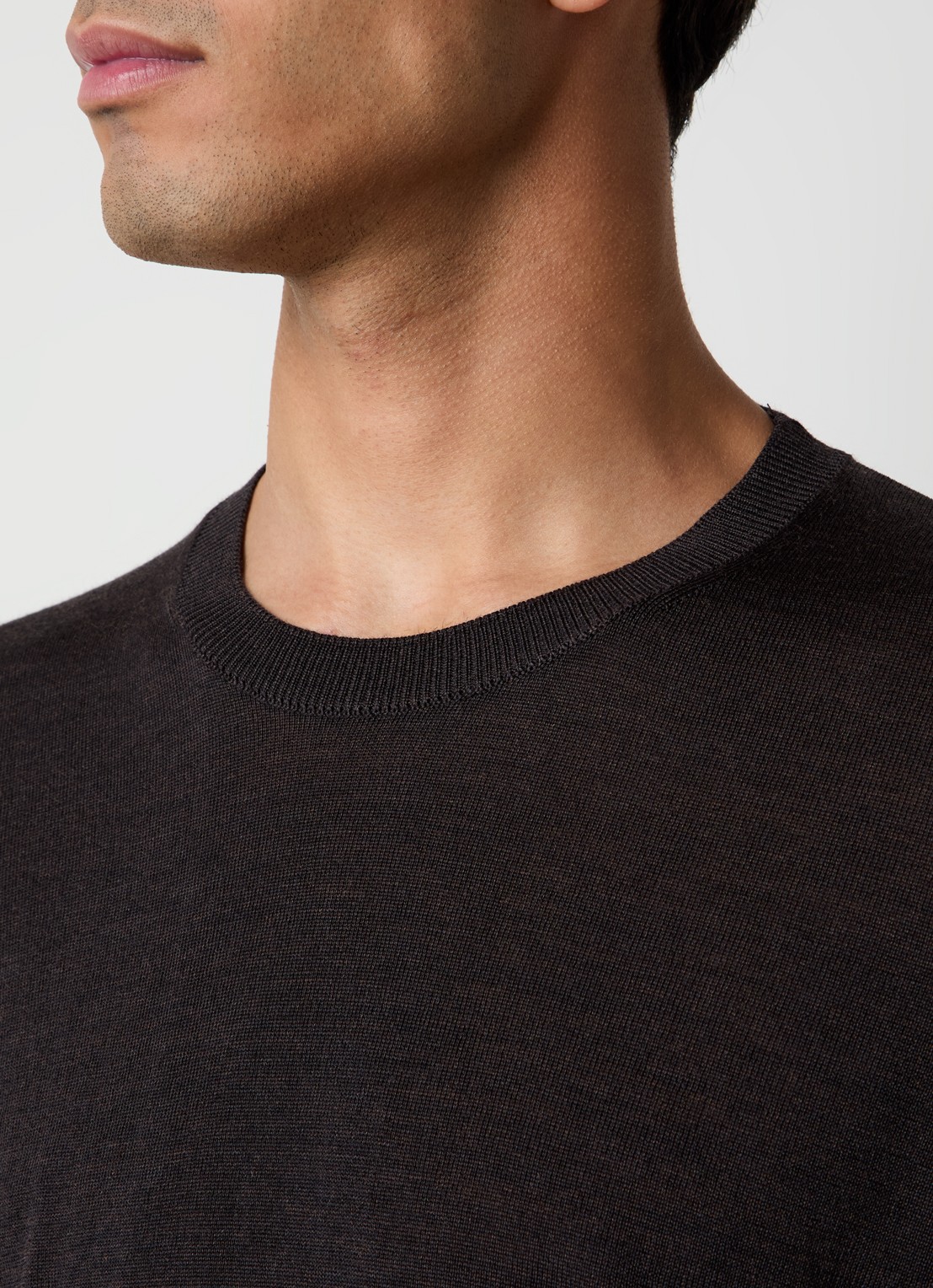 Oscar Jacobson Miguel fijngebreide pullover van scheerwol - detail 2 donkerbruin