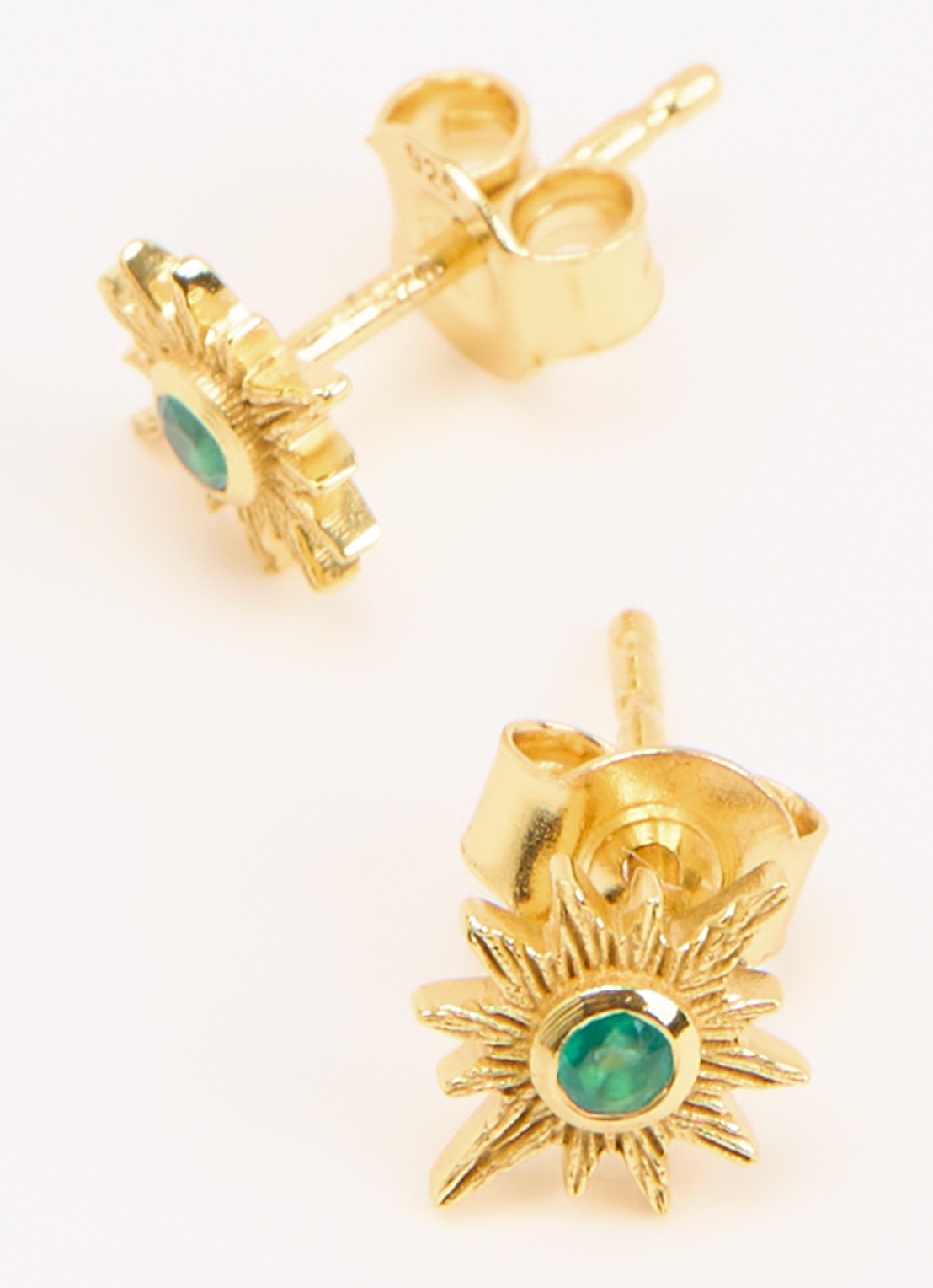 Ottoman Hands Emerald Star oorknopjes verguld - detail goud