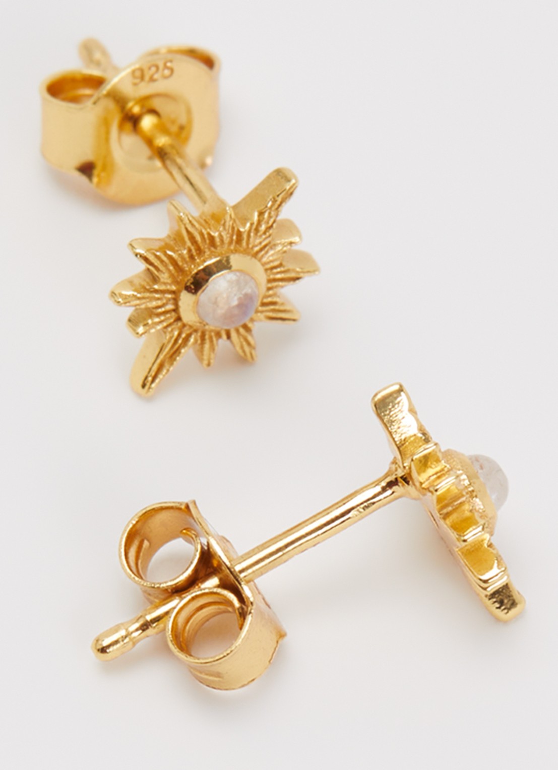 Ottoman Hands Moonstone Star oorknopjes verguld - detail 3 goud