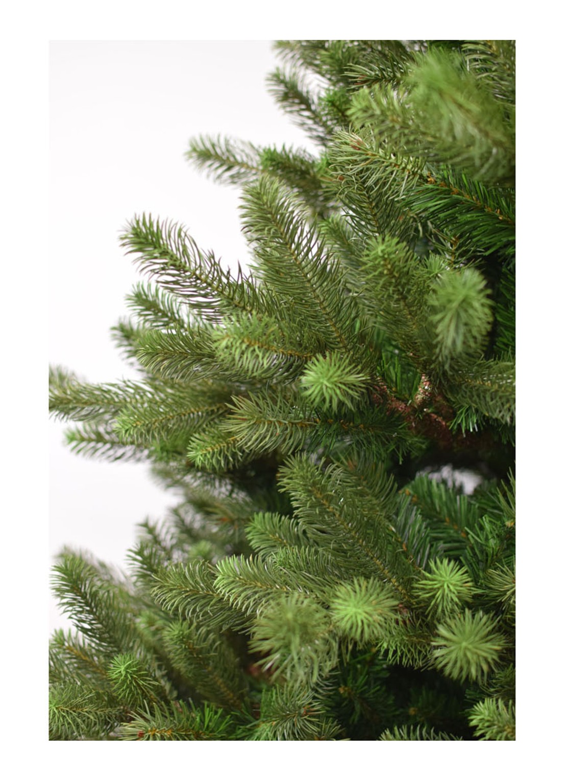 Our Nordic Christmas Kentucky deluxe kunstkerstboom met houten voet 213 cm - voorkant 2 groen