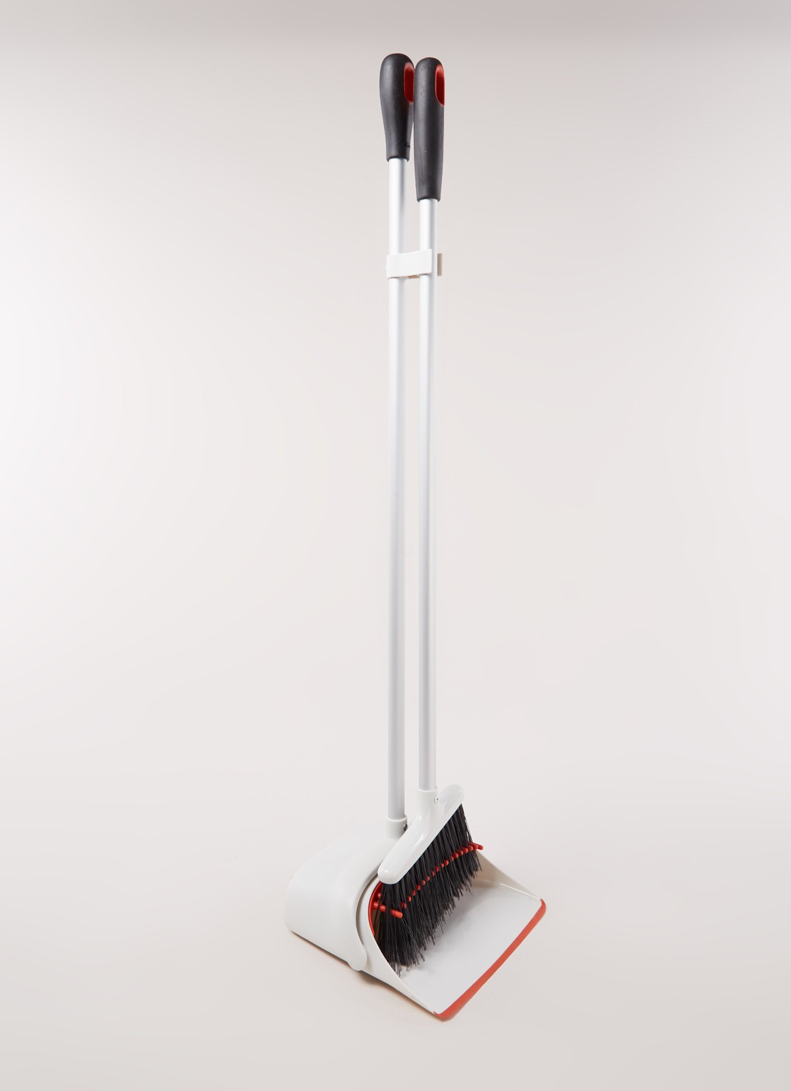 Oxo Good Grips bezem en blik 90 cm - voorkant 3 gebroken wit