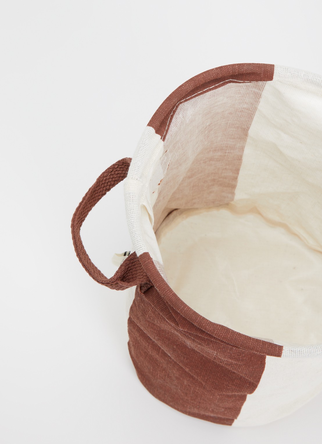 OYOY Living Design Kara Small opbergmand 22 cm set van 2  - detail bruin