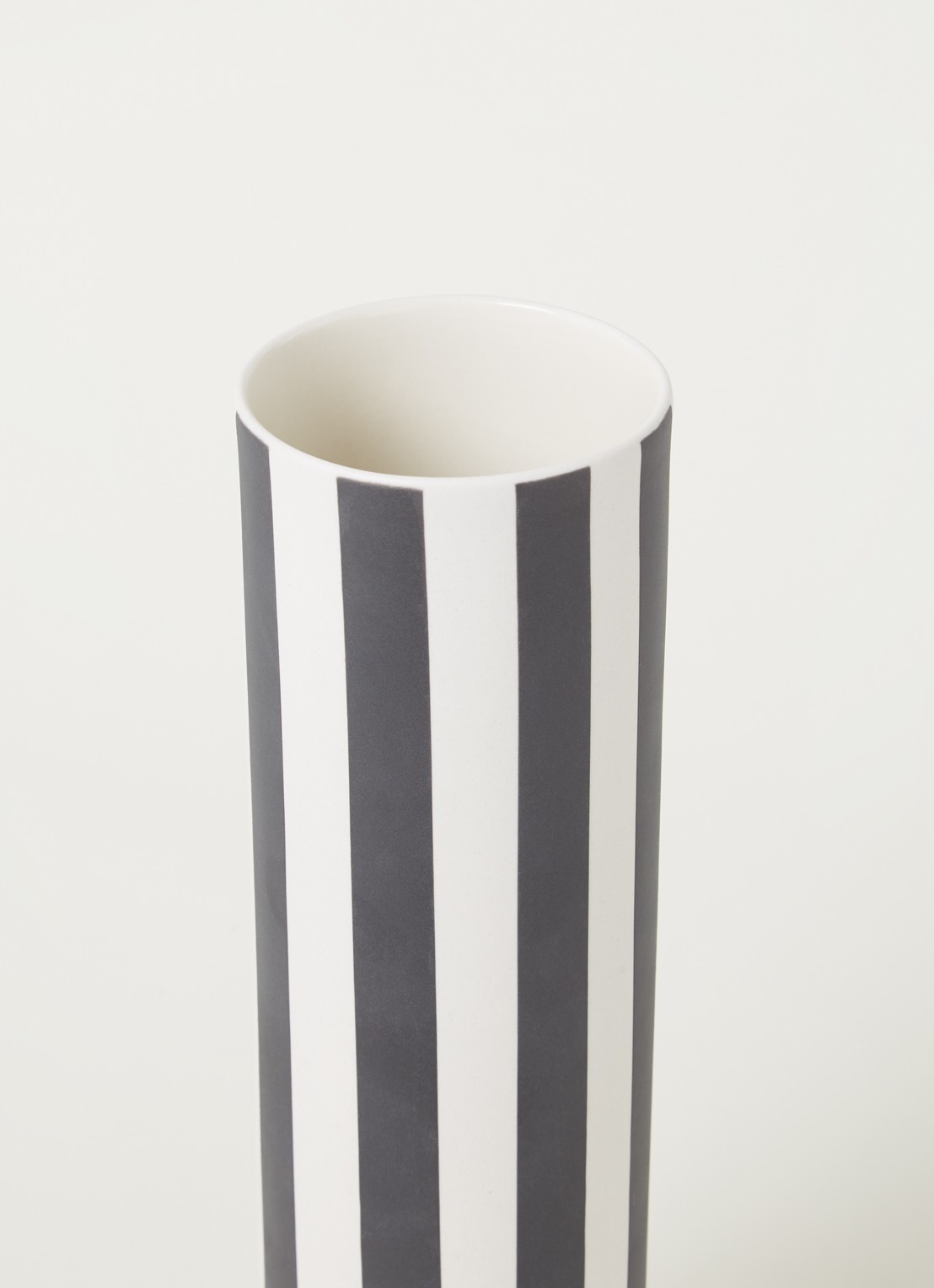 OYOY Living Design Toppu vaas 31 cm - detail zwart