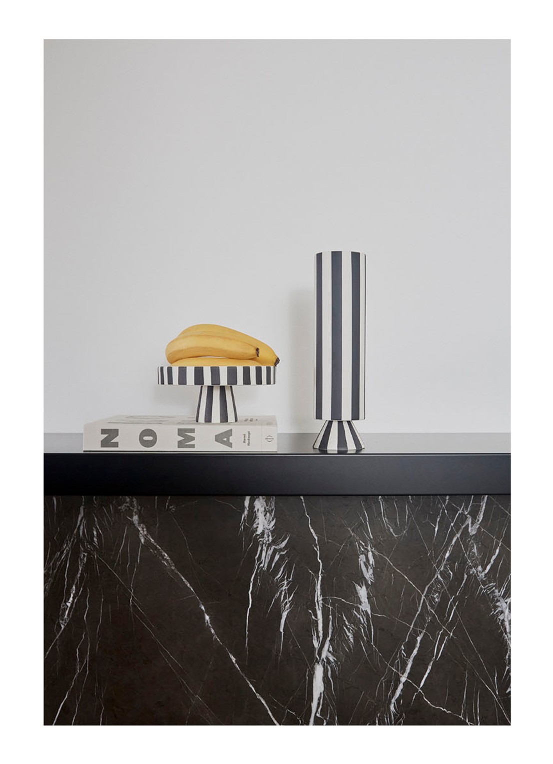 OYOY Living Design Toppu vaas 31 cm - voorkant 6 zwart