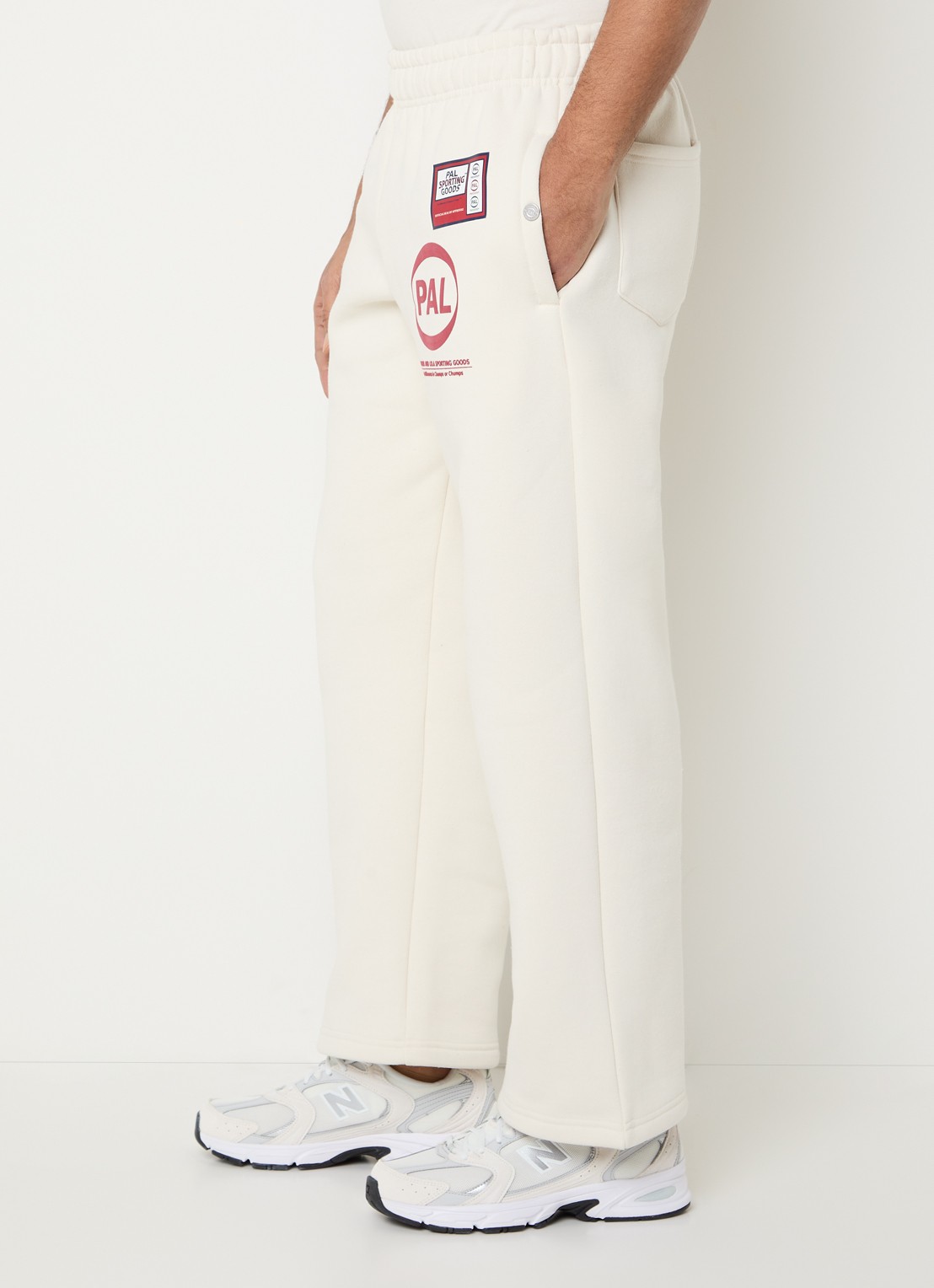 PAL Sporting Goods Pre game straight fit joggingsbroek met steekzakken en logo - detail 5 beige