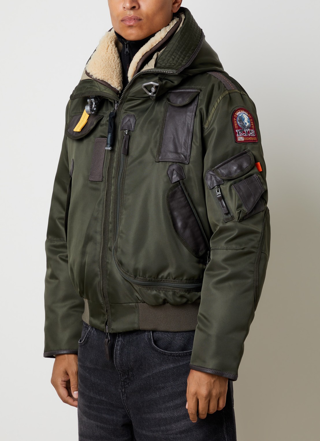 Parajumpers Gobi gewatteerd bomberjack met donsvulling en logo - detail groen