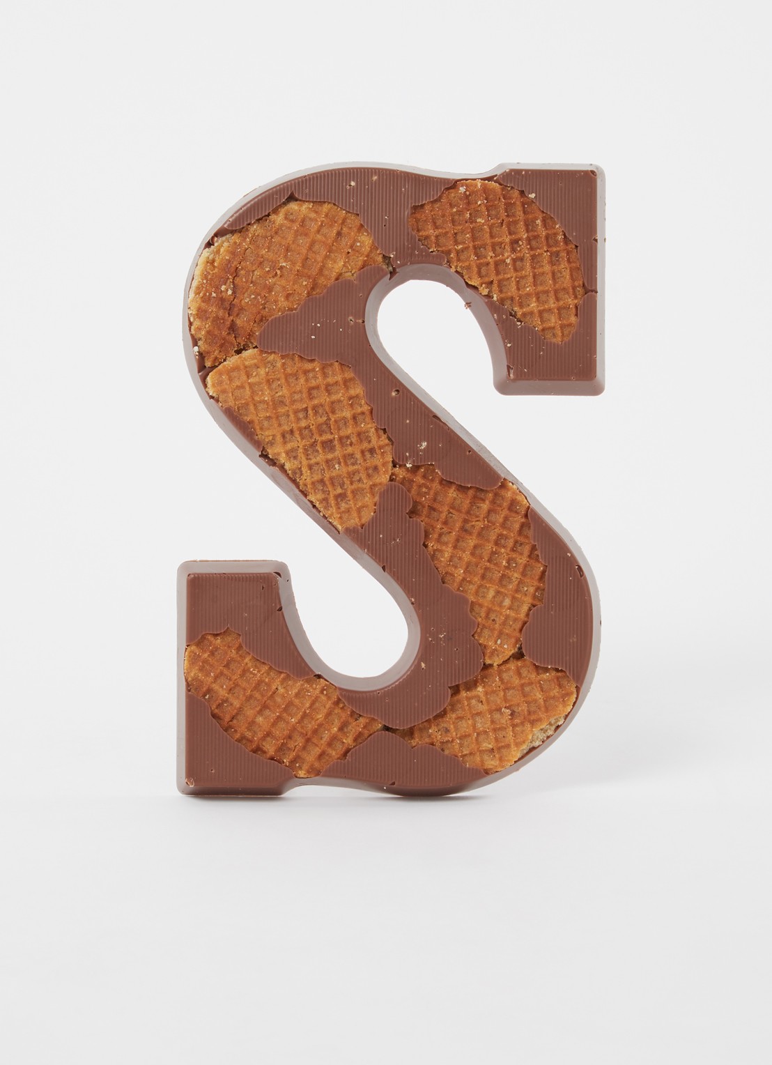 Patisserie de Bijenkorf Chocoladeletter S Melk met stroopwafels 185 gram - Limited Edition - voorkant 2 undefined