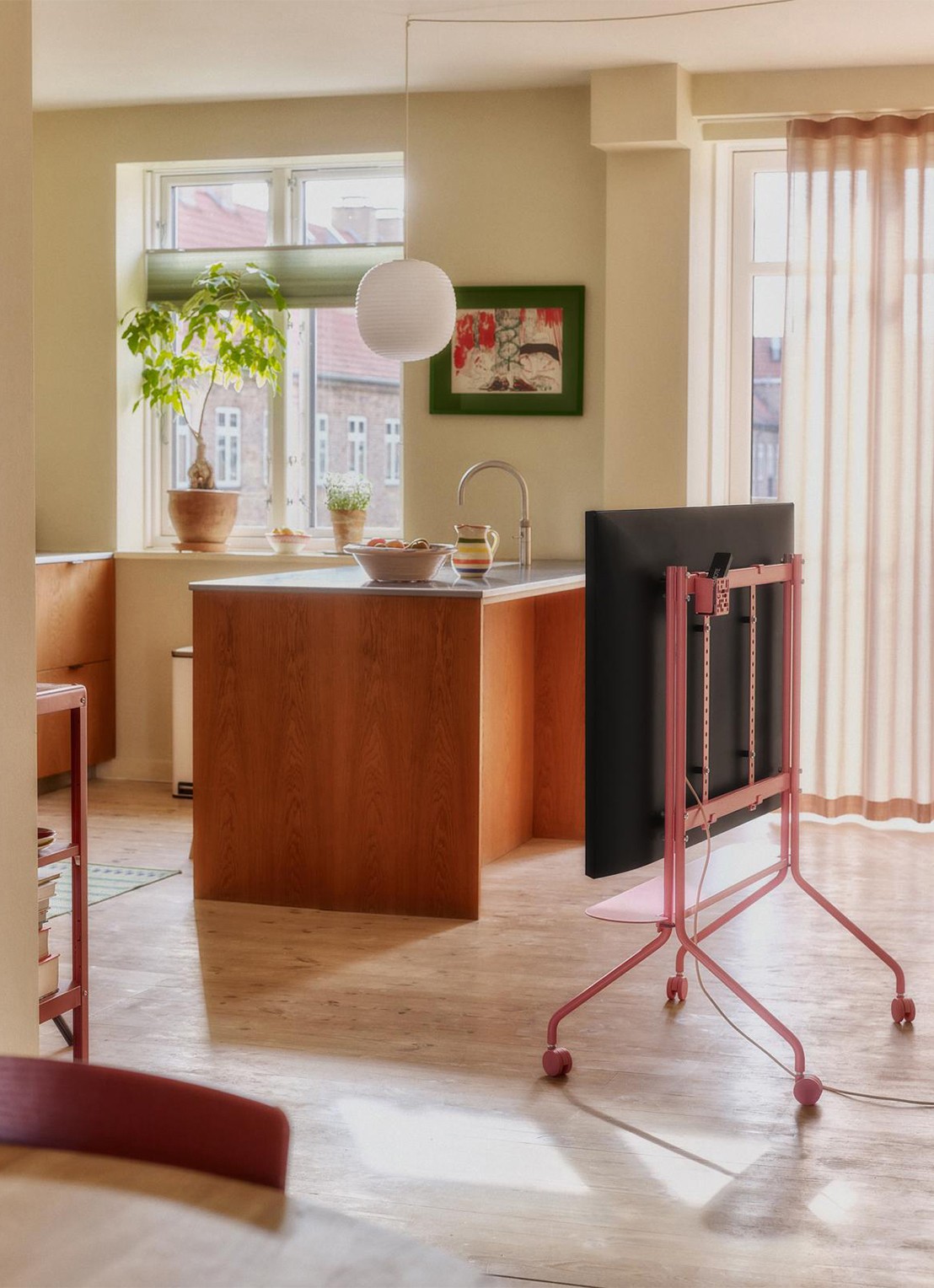 Pedestal Moon Rollin' TV standaard 107 cm - detail 4 roze