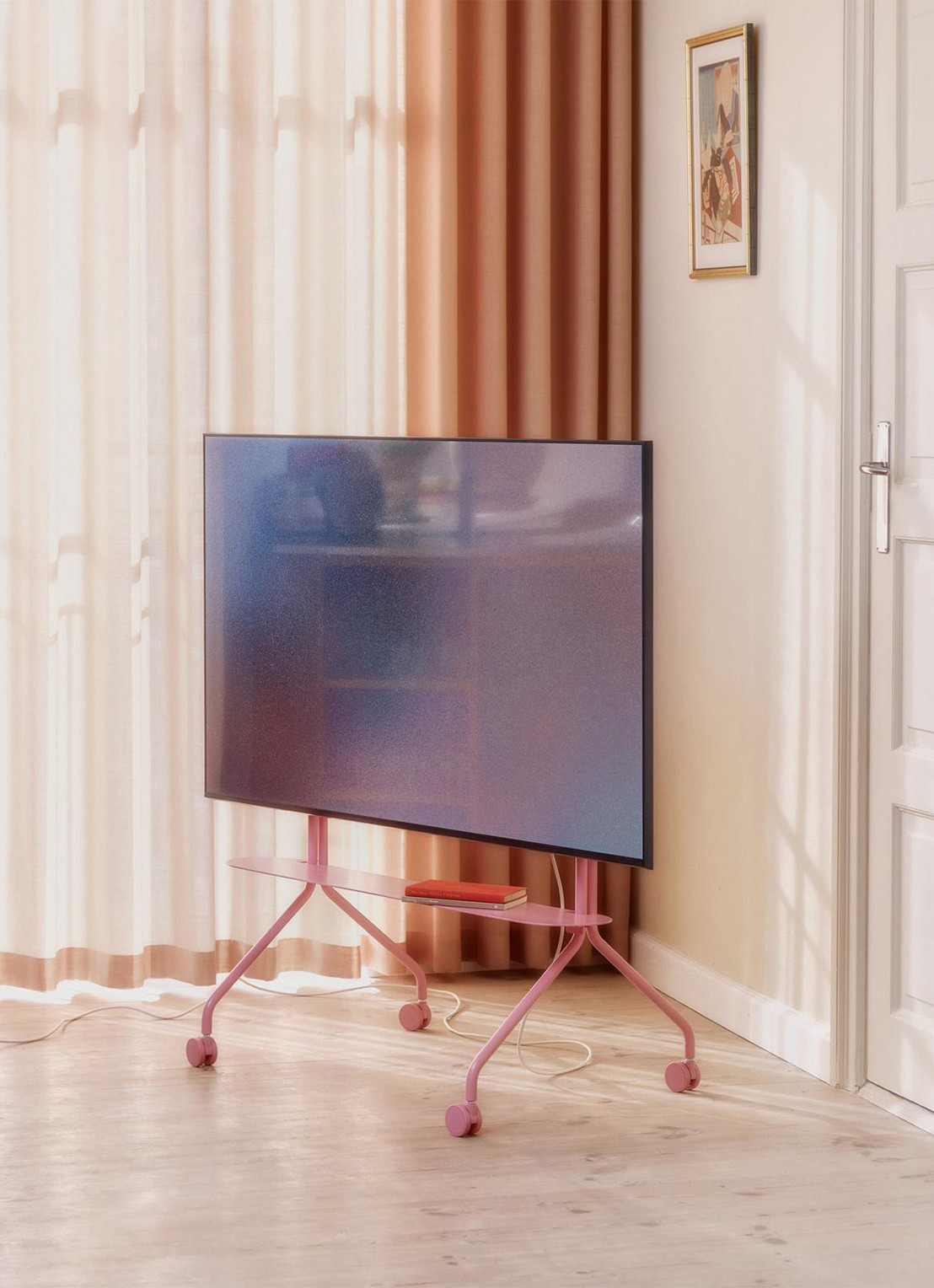 Pedestal Moon Rollin' TV standaard 107 cm - detail 5 roze