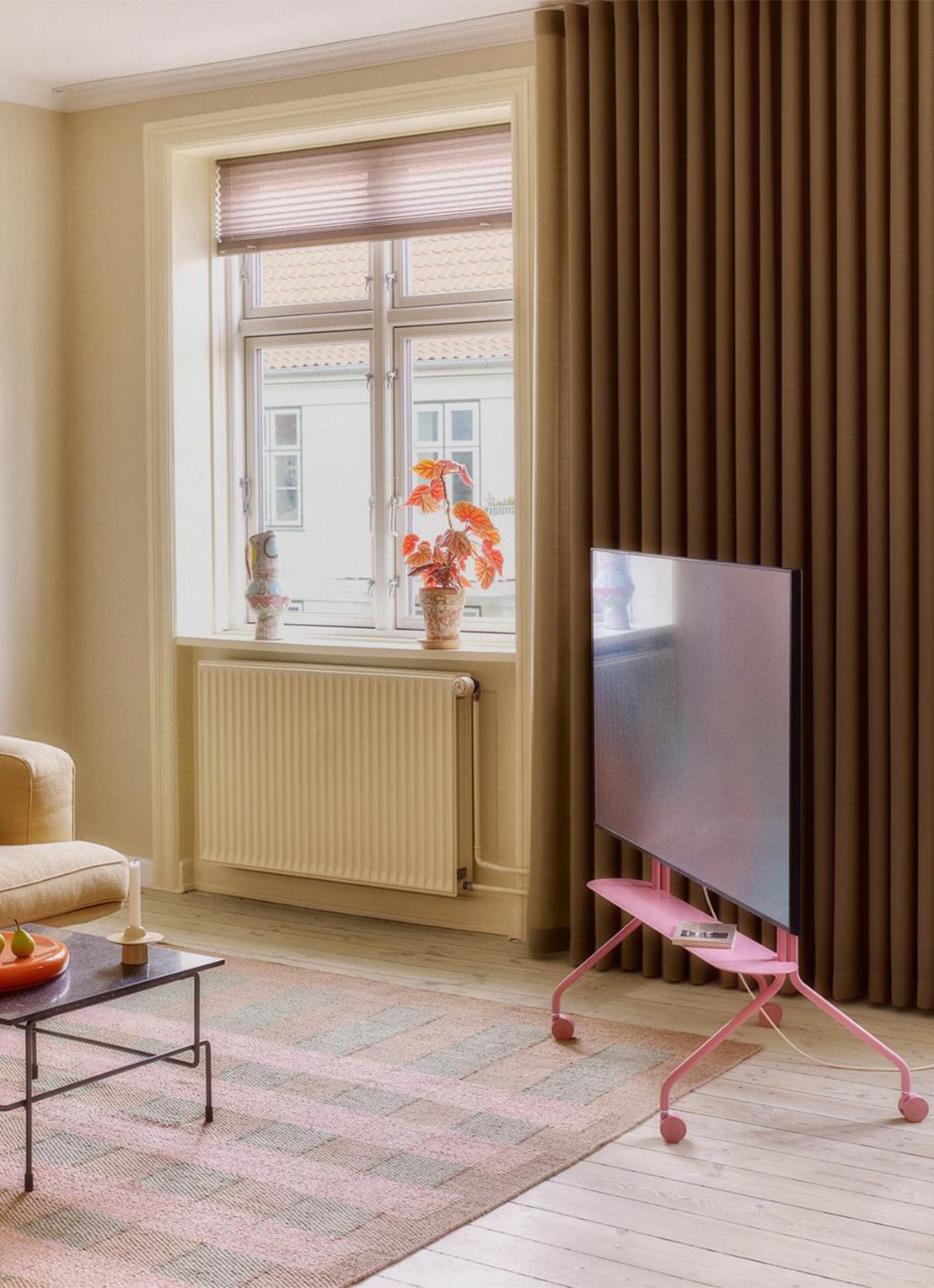 Pedestal Moon Rollin' TV standaard 107 cm - voorkant 7 roze