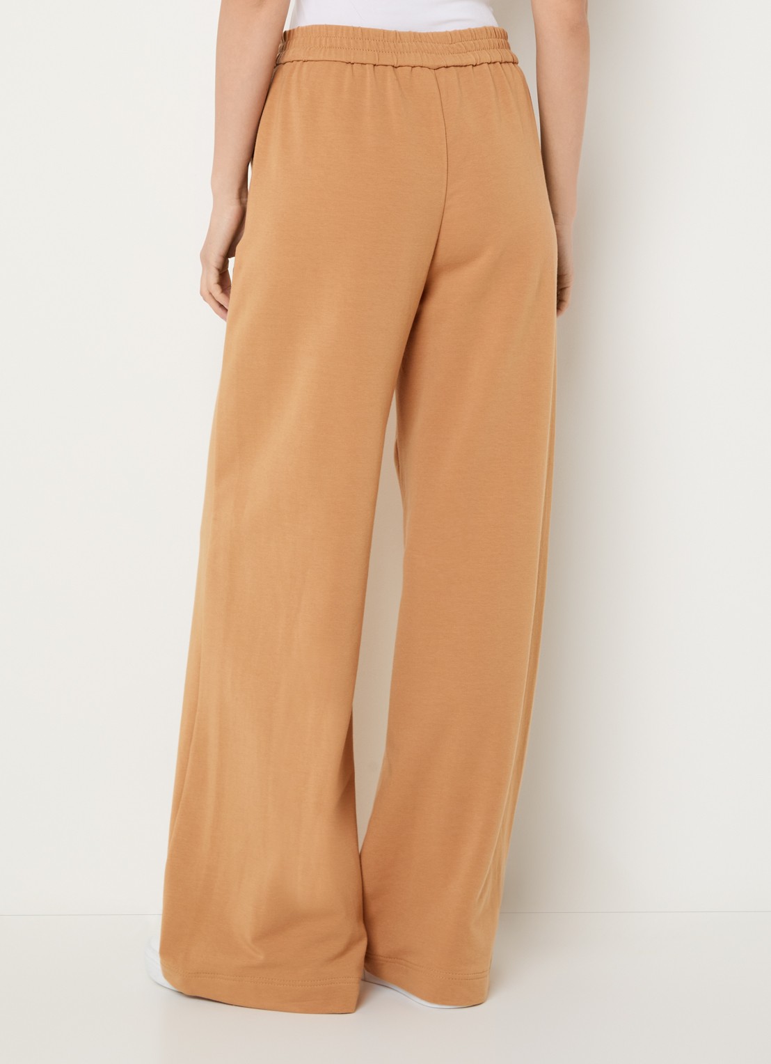 Pennyblack Coccole high waist loose fit joggingsbroek  - achterkant camel